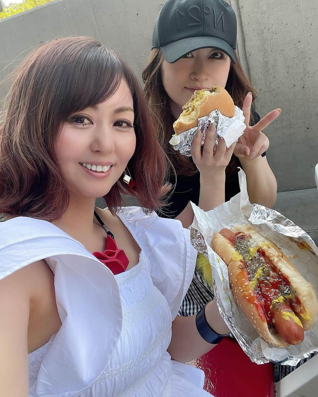 ikuさんのインスタグラム写真 - (ikuInstagram)「こんばんは♡ おつかれさまー♡  コストコのハンバーガーおっきい🍔ガーデンバーガーやったかな！新商品らしくてパテが大豆で作られてるらしい〜あっさりしてたよ🍔 ホットドックも安いねー！ この大きさで飲み物付きで190円❣️❣️初めて食べたけど美味しかった😋💓 ソフトクリームもたっぷりで240円やってー‼️🍦‬笑 やっぱ食べるの好きやわ😂 今日の晩御飯はコストコ尽くし笑  ・ ・ #コストコ#楽しい#ハンバーガー#ホットドック#今日のランチ#ジャンクフード#いつもありがとう」7月29日 17時50分 - cheriee515