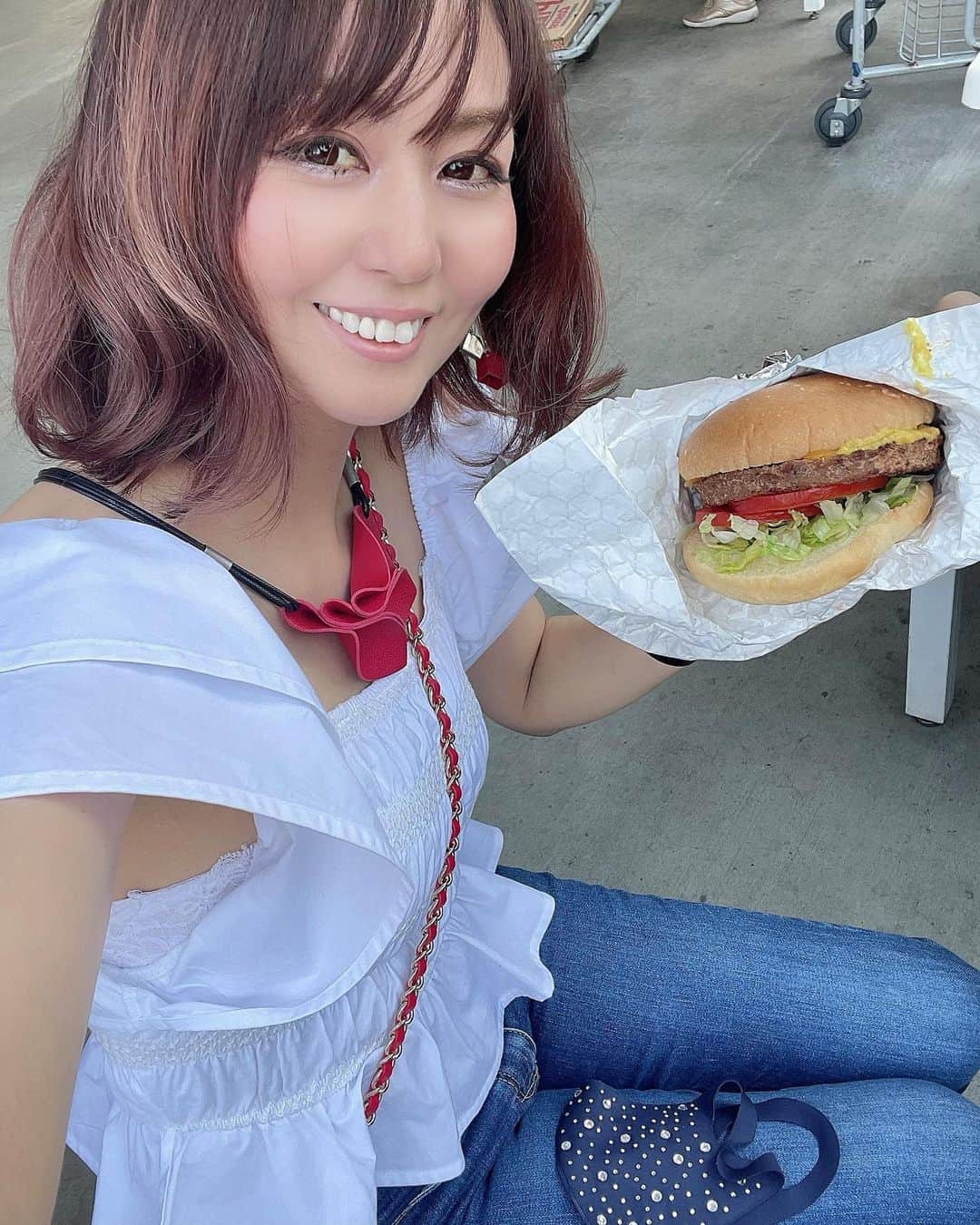 のインスタグラム：「こんばんは♡ おつかれさまー♡  コストコのハンバーガーおっきい🍔ガーデンバーガーやったかな！新商品らしくてパテが大豆で作られてるらしい〜あっさりしてたよ🍔 ホットドックも安いねー！ この大きさで飲み物付きで190円❣️❣️初めて食べたけど美味しかった😋💓 ソフトクリームもたっぷりで240円やってー‼️🍦‬笑 やっぱ食べるの好きやわ😂 今日の晩御飯はコストコ尽くし笑  ・ ・ #コストコ#楽しい#ハンバーガー#ホットドック#今日のランチ#ジャンクフード#いつもありがとう」