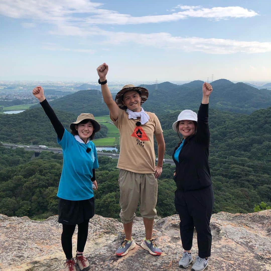 山中真さんのインスタグラム写真 - (山中真Instagram)「今日は兵庫県小野市の 小野アルプス・紅山から 山登り生中継♪  登山口から30分くらいの 比較的初心者向けルートですが、 最後標高110mくらいから 182mの山頂まで 一気に岩盤を登る場所は 結構きついし なによりスリリング！  その分、山頂に着いた時の 達成感、充実感は大きくて 低い山なのにめちゃ楽しめます♪  小野市役所の方も 一緒に登ってくれました！  生ドローンの映像も合わせて この迫力が伝わっていると いいんですが♪  #mbs #よんチャンtv  #なんで中継　#山ちゃん中継 #小野アルプス　#紅山 #足くじいたよ」7月29日 18時17分 - makorine1120