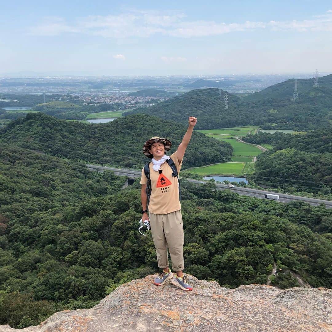 山中真さんのインスタグラム写真 - (山中真Instagram)「今日は兵庫県小野市の 小野アルプス・紅山から 山登り生中継♪  登山口から30分くらいの 比較的初心者向けルートですが、 最後標高110mくらいから 182mの山頂まで 一気に岩盤を登る場所は 結構きついし なによりスリリング！  その分、山頂に着いた時の 達成感、充実感は大きくて 低い山なのにめちゃ楽しめます♪  小野市役所の方も 一緒に登ってくれました！  生ドローンの映像も合わせて この迫力が伝わっていると いいんですが♪  #mbs #よんチャンtv  #なんで中継　#山ちゃん中継 #小野アルプス　#紅山 #足くじいたよ」7月29日 18時17分 - makorine1120