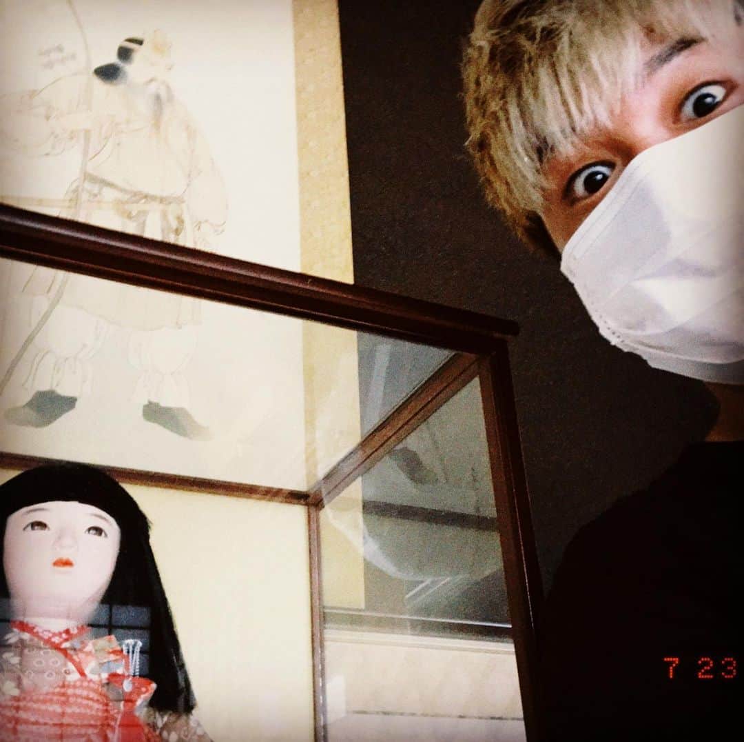 こうのインスタグラム：「和室での一枚 う〜ら〜め〜し〜や〜👻 #和室 #日本人形」