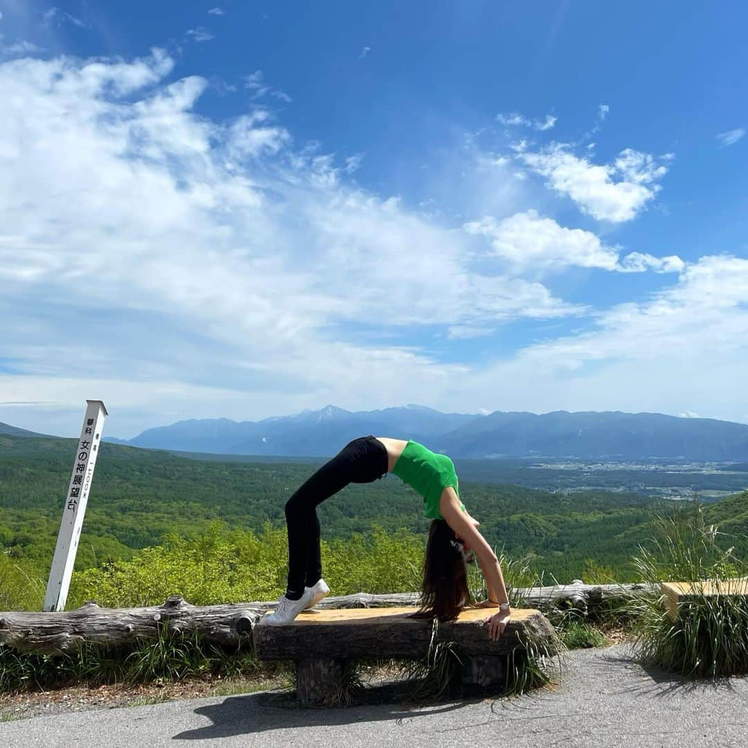 あゆみさんのインスタグラム写真 - (あゆみInstagram)「女の神展望台ブリッジ🌳 . ビーナスライン沿いにある標高1700mの展望台🪵八ヶ岳、南アルプスの山が見渡せるよん𖤣𖥧𖥣｡いろんなところでブリッジしてるけど、広々とした自然の中って最高！  #ビーナスライン #長野」7月29日 18時11分 - ayumiiii26