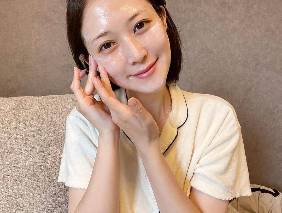 Sayuri（岸岡小百合）さんのインスタグラム写真 - (Sayuri（岸岡小百合）Instagram)「*  2021.07.01  POLAの最高峰ブランドB.Aより新商品が発売‼️ @ba_polaofficial  *  大大大好きなB.Aから新商品が出ると、 試さずにはいられない🤣❤️  毎回驚きの違いを感じられると 信頼しきっているブランドです🌿  *  今回のアイテムはB.A史上最高に贅沢で スペシャルなディープ洗顔マスク✨  数回使用しただけでも違いを感じることができて、 毎回感動しちゃう🥰  *  【糖化やくすみのある角層を洗い落とし、  澄みわたるような透明感とハリ感を目指す ディープ洗顔マスク】  ✅B.A ディープクリアライザー　  120g 13,200円（税込）  *  ごわつきや黄ぐすみ、ハリのなさ、 たるみなどの原因になっている糖化😖  血糖値の上がりやすい食生活や加齢、ストレス、 運動不足、紫外線などによって増える糖化物質は、 普段の洗顔では落とし切ることができません🌀  美白や保湿を頑張っているのに、 肌がくすんでる気がするなぁ‥肌に元気がないなぁ‥ と感じる方には是非使ってみて頂きたい✨  *  週に2〜3回、 大きめのさくらんぼ大をお肌に優しく馴染ませ、 マッサージしてから洗い流すだけ。 香りにも癒されるし、 ほんのり温かくて気持ちがいいですよ🌿  洗顔後に使うローションもぐんぐん浸透する気がして、合わせて使うとお肌がもっちり❣️  *  ✅B.A ローション  120mL　￥22,000(税込)  本当に違いが感じられるので、 エステに通うより良いのかも‼️と思い、 自分へのご褒美として使い始め、もう3本目🤣  *  公式ホームページでは簡単な3つのアンケートに回答すると抽選で「B.A 新製品スペシャル体感セット～スキンケア＆ベースメーク～」が当たるキャンペーンも実施しているので、まずは体感セットでお試ししてみるのも良いかも♪  *  糖化やくすみのある角層を取り去って、 透明感とハリのある肌を目指すぞー٩(^‿^)۶❤️  B.Aのディープクリアライザーとローションで イキイキとした肌を保っていきたいなと思います♪ ※糖化：角層の糖化　  ※くすみ：汚れや古い角層による #PR #ポーラ  #polaba #baディープクリアライザー  #スキンケア #エイジングケア #エイジレス  #スキンケアマニア  #スキンケア化粧品  #スキンケア用品 #美容ブロガー  #スキンケア紹介 #化粧水 #洗顔 #ハリ感  #ハリ肌 #素肌美人  #おこもり美容  #美容垢 #艶肌 #保湿 #透明感  #デパコス #新作コスメ #コスメ紹介」7月29日 9時29分 - sayuuringo