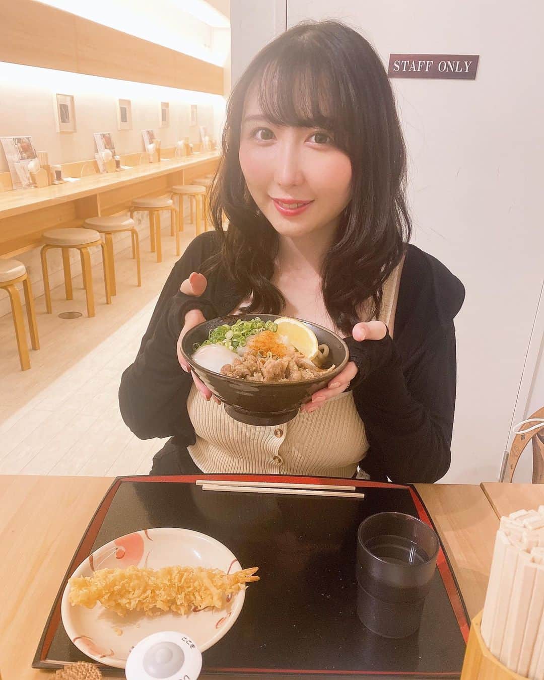 倉咲奈央のインスタグラム：「本場香川で修行した店主が作る腰の強いおうどん🍜専門店『こがね製麺所』  恵比寿から徒歩10分圏内  天麩羅の種類も豊富で 薬味も 全てセルフ式☺️   今回は、肉温玉ぶっかけうどんを頂きました！！  麺のコシが凄く  お出汁も深みがあって美味しかったです😋  今回選んだ、海老天も大きくて衣もサクッとして凄く食べ応えがありました😋😋  うどん以外にも、一品料理やお鍋など  メニューが豊富なのでオススメです🤩🤩  是非お試しあれ🕊  pr @kogane_ebisu #こがね製麺所恵比寿店 #恵比寿うどん #東京うどん #恵比寿ランチ #東京ランチ #恵比寿グルメ #恵比寿ディナー #トリドリベース」