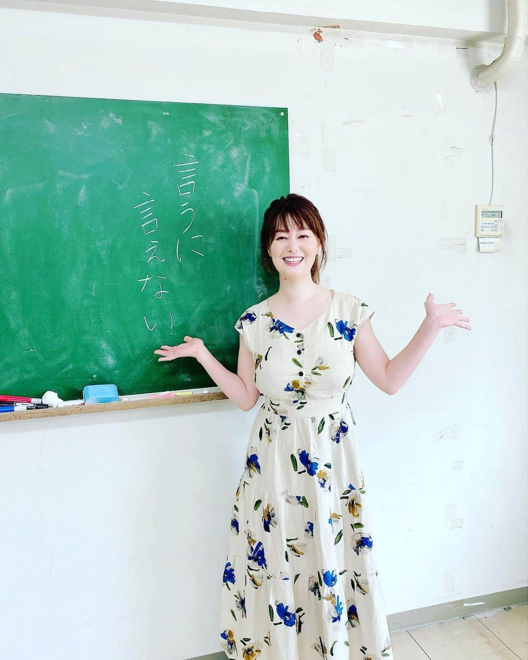 竹中知華さんのインスタグラム写真 - (竹中知華Instagram)「🌸華華天国🌸 明日のテーマは 【言うに言えない】 実はスポーツに疎い　電話中のトイレ　あれ？最近太った？社会の窓空いてるよ あなたの元彼と付き合うことに　本当はお洒落な店より牛丼食べたい　 その服。。。　実は私！嘘ついてたんだけど。。話が長いよ。社長。 hanaten@rokinawa.co.jp #雑草」7月29日 10時21分 - tomoka119