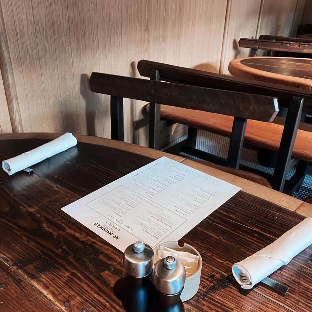 urakoのインスタグラム：「. acehotelkyotoでの朝食 🥞🍳🥓🧀🫐🍓🥗 . . すごくリフレッシュできて 気持ちのいい朝ごはんでした🌿 . . #acehotelkyoto #mrmauricesitalian  #urako_travel✈️ #urakoin京都」