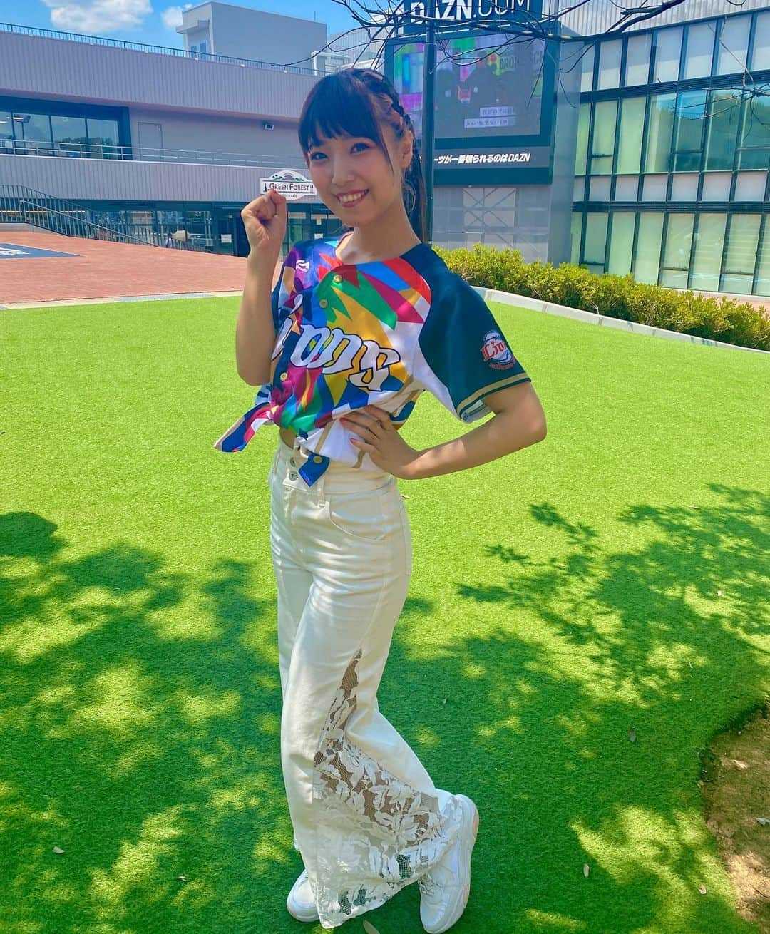 ブルーレジェンズさんのインスタグラム写真 - (ブルーレジェンズInstagram)「🌈彩虹ユニフォーム×私服  こんにちは！Ayaです❣️ 皆さんの夏の涼み方はありますか？  私は最近、おうちでミントを育て始めました🌱 毎日お水をあげて、芽が出てきた時はとっても嬉しかったです。 ミントの近くを通るとスーッとした香りがして、爽やかな気持ちになれます✨  せっかく育ってきたので、 ハーブティーやミントレモネードなどを作って、お家で夏を感じようかなと思っています🍹 ミントには、リラックス効果や胃腸の調子を整える効果、浮腫を排出する効果もあるみたいです！ 冷房で冷えた身体にもぴったり！ 見た目も爽やかでお家にいても夏を感じられそうです✨  皆さんの夏の過ごし方や夏の感じ方なども教えて下さいね😊  #bluelegends  #seibulions #埼玉西武ライオンズ」7月29日 12時00分 - bluelegends_lionsofficial