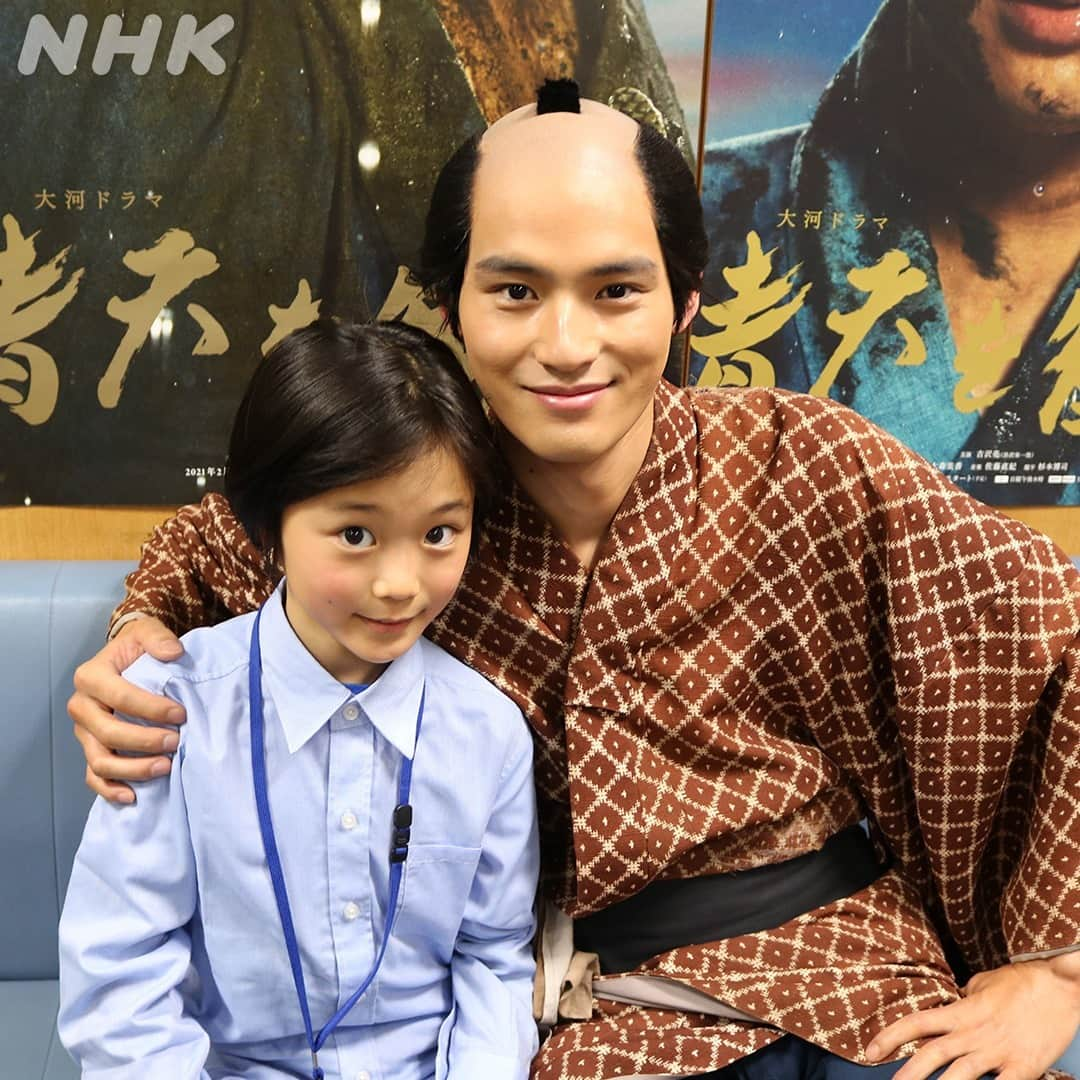 青天を衝けさんのインスタグラム写真 - (青天を衝けInstagram)「少年時代の栄一を演じた小林優仁くんがスタジオに寄ってくれたときのオフショット。  平九郎役の岡田健史さんとお話ししてたところをパチリ。  その後、母・ゑいを演じる和久井映見さんとずっとお話ししていたのが印象的でした。  #青天を衝け #岡田健史 #小林優仁 #青天オフショット」7月29日 12時00分 - nhk_seiten