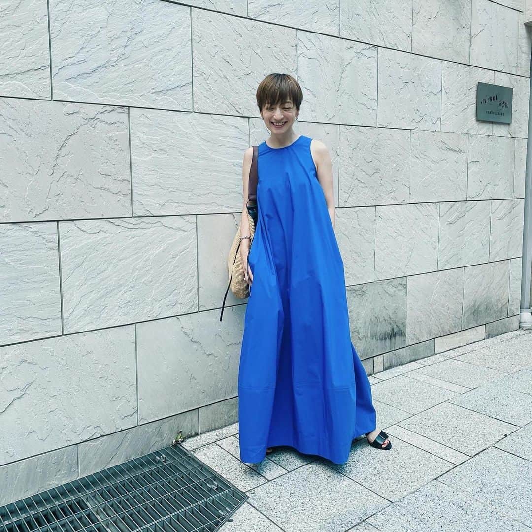 高山都さんのインスタグラム写真 - (高山都Instagram)「とにかくスースーしたいのと、服からパワーチャージしたかったから、そんな日はお気に入りの1枚を。 とにかくパキッと美しい青色が印象的なニコルソンのドレス。 #都ふく  小物合わせでオンオフ使えるから派手だけど便利なんだよなー。 one-piece @studionicholson  bag @isabelmarant  sandal @lemaire_official  海外ブランドのものは、丈が長くて時々お直しして着ることもあるんだけど、これはヒールを合わせて。 この超ロングなのとふわっとした裾のデザインがたまらんのだ。 家で着てるとズルズルひきずる。笑 ちなみにこれ、家で洗えるのも気に入ってる理由のひとつ。」7月29日 12時09分 - miyare38