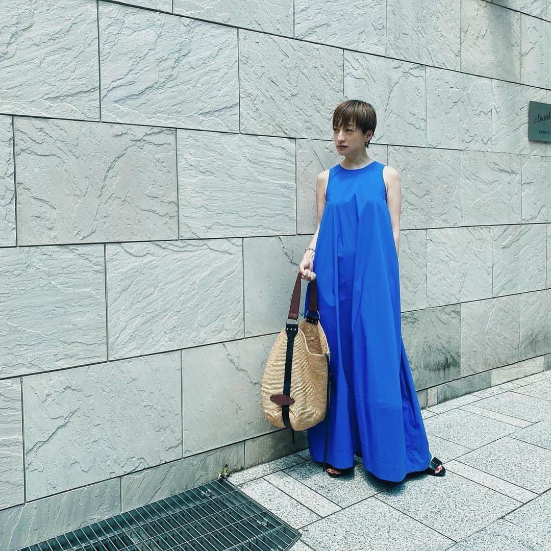 高山都さんのインスタグラム写真 - (高山都Instagram)「とにかくスースーしたいのと、服からパワーチャージしたかったから、そんな日はお気に入りの1枚を。 とにかくパキッと美しい青色が印象的なニコルソンのドレス。 #都ふく  小物合わせでオンオフ使えるから派手だけど便利なんだよなー。 one-piece @studionicholson  bag @isabelmarant  sandal @lemaire_official  海外ブランドのものは、丈が長くて時々お直しして着ることもあるんだけど、これはヒールを合わせて。 この超ロングなのとふわっとした裾のデザインがたまらんのだ。 家で着てるとズルズルひきずる。笑 ちなみにこれ、家で洗えるのも気に入ってる理由のひとつ。」7月29日 12時09分 - miyare38