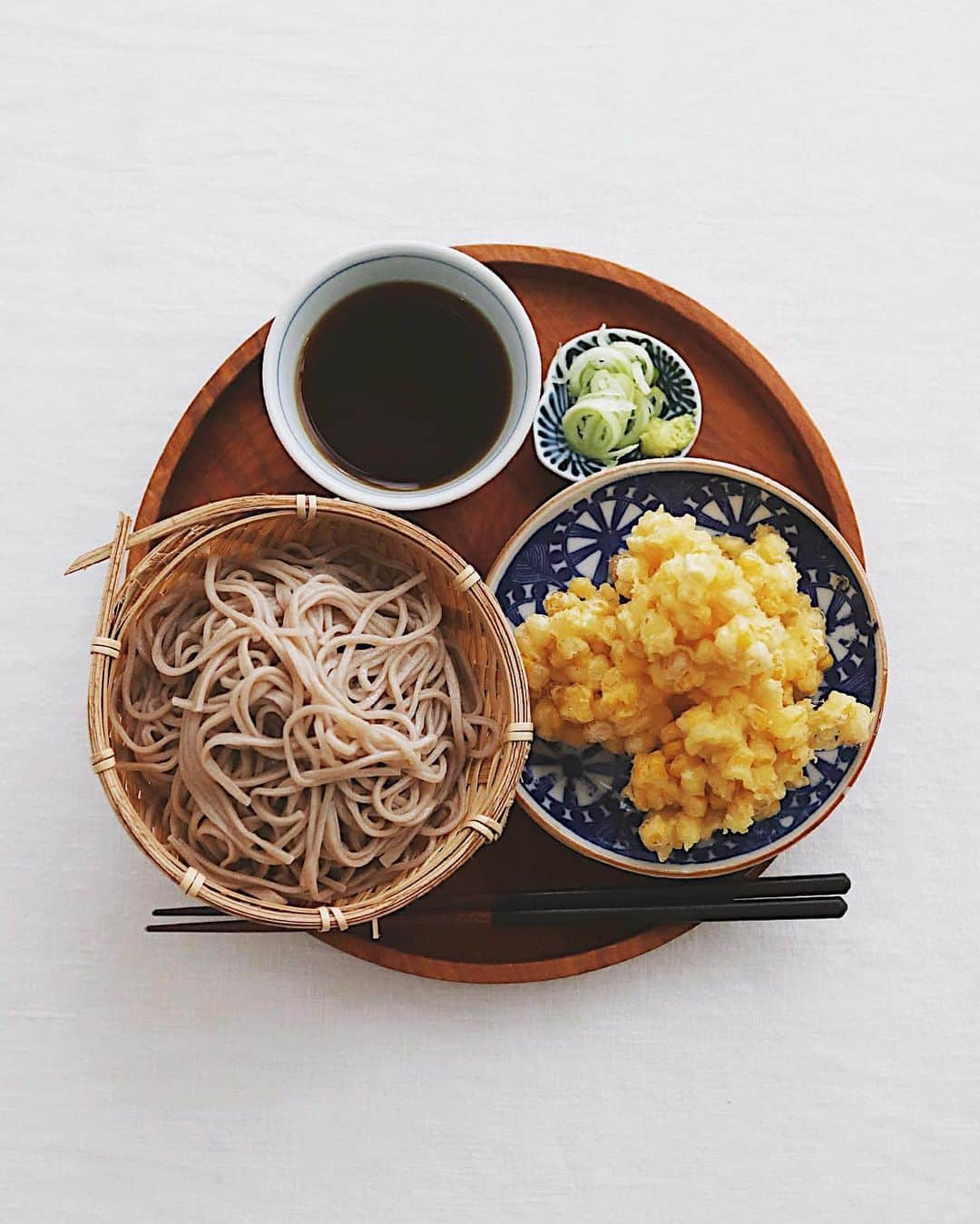 樋口正樹のインスタグラム：「Soba . お昼ご飯にざる蕎麦と とうもろこしの天ぷら。 . とうもろこしの天ぷら、 お蕎麦に合うかは微妙、 でもでもおいしいよね😋 . . #天ぷら蕎麦 #とうもろこしの天ぷら #トウモロコシの天ぷら #冷たいお蕎麦 #ざるそば #ざる蕎麦 #そば #蕎麦好き #木曽路御岳そば #soba #sobanoodle」