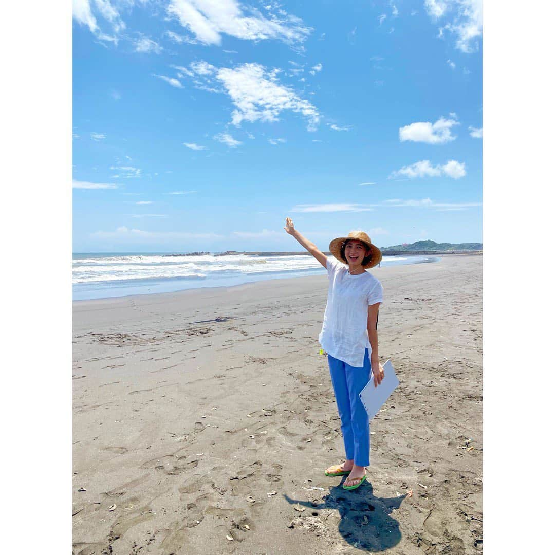 近藤夏子さんのインスタグラム写真 - (近藤夏子Instagram)「.   今日の#ひるおび中継 は オリンピックのサーフィン競技が行われた一宮町からお伝えしました👒 私がいるのは一宮海岸ですが、すぐ後ろがオリンピック会場 釣ヶ崎海岸です🏄‍♂️🏄‍♀️ 　 オリンピックの興奮が冷めぬ！！ かっこよかったですね〜✨ 　 青い空！青い海！ 見ているだけで元気になれました〜✨ (おまけの青いズボン) 　 　 . #ひるおび #釣ヶ崎海岸 #一宮海岸 #サーフィン #オリンピック #TBSアナウンサー #近藤夏子」7月29日 18時34分 - kondokako0804