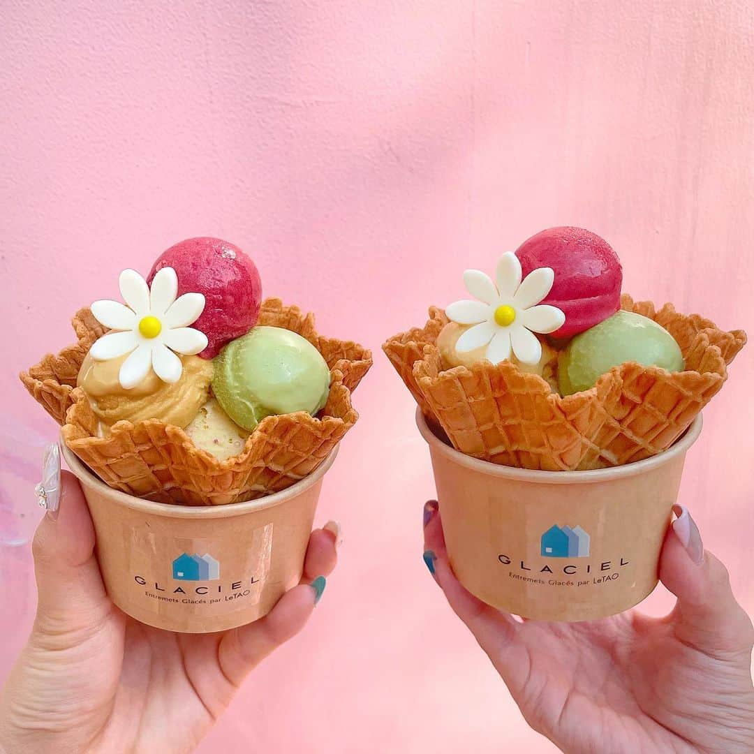 まゆぴちゅーさんのインスタグラム写真 - (まゆぴちゅーInstagram)「♡🍨Glaciel表参道店🍨♡  表参道のテイクアウトのジェラート屋さんで 可愛いところを見つけてしもた🙈💓💓！  ➡️ （（ @glaciel_official ））  表参道限定の、このお花がかわいい 『グラス オ バルーン🌼』  味の説明は最後に写真貼ってますが、  とぉぉぉぉにかく可愛いのと！！！！  味も美味しすぎるぅっっっ🌺💓❤️！  上に乗ったアイスがフランボワーズと ピスタチオとキャラメルで、 味の組み合わせ最高すぎた( *ˊᵕˋ)✩︎‧₊🍨💋！  色んな味楽しめるし今の熱い夏にテイクアウト でササっとアイス食べたい時に最高なお店♡  -----------------------------  🚃最寄駅：表参道駅B2出口徒歩3分 🏡住所：東京都港区北青山3-6-26　第5SIビル1階 ⏰営業時間：12:00-19:00 🌤定休日： なし（年末年始を除く） -----------------------------  . . . #glaciel #glaciel表参道 #グラッシェル #グラッシェル表参道店 #バルーンドフリュイ #グラスオバルーン #ジェラート #アイス #アイスクリーム #ジェラート屋さん #アイス部 #カフェ #カフェ巡り東京 #カフェ巡り #表参道カフェ #青山カフェ #表参道スイーツ #青山グルメ #インスタ映えスイーツ」7月29日 14時03分 - mayu_03pichu