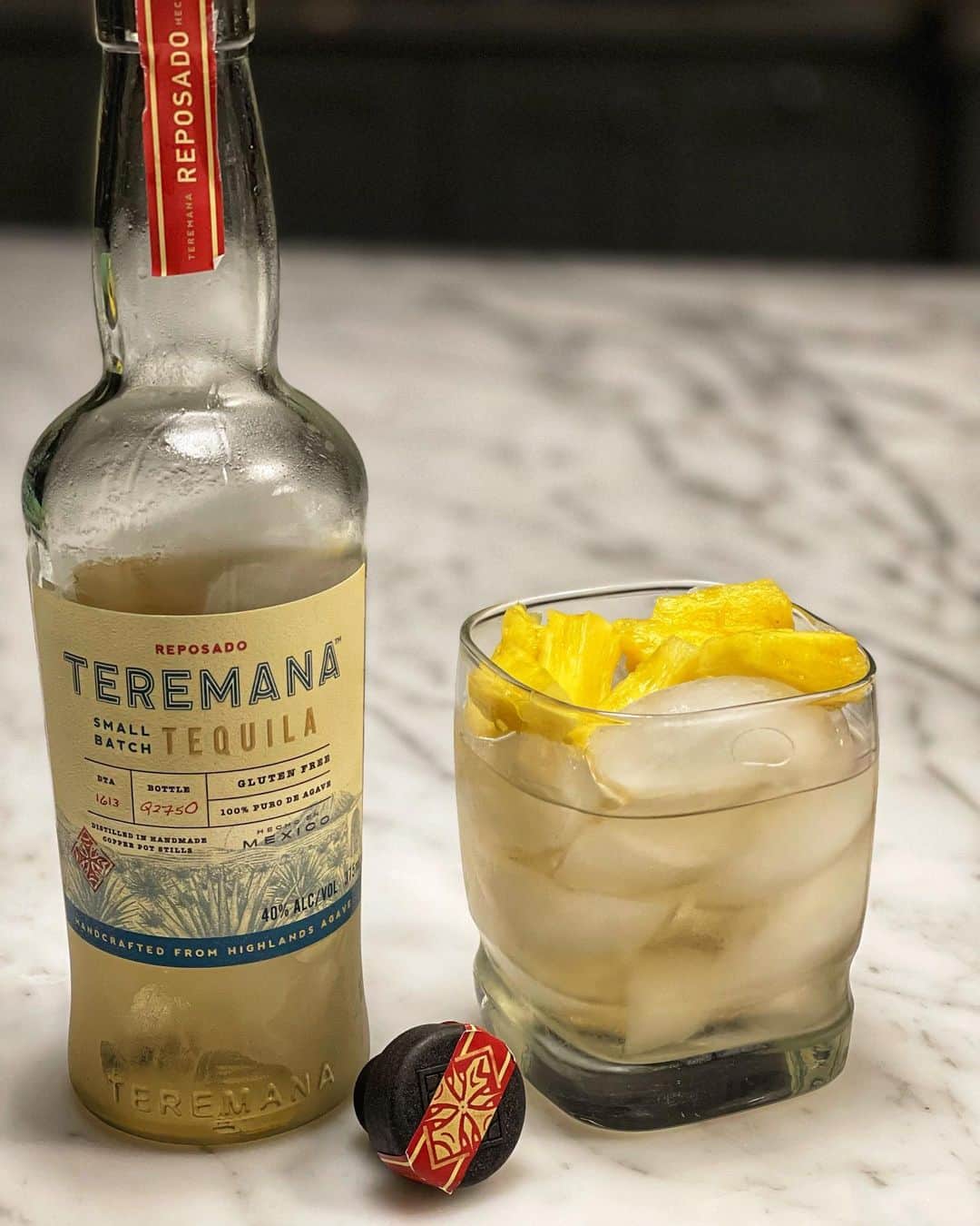 ドウェイン・ジョンソンのインスタグラム：「Delicious and needed.  I know you know.  Chilled @teremana with pineapple 🥃🍍  #WednesdayNight #LaVieEnRose🌹」