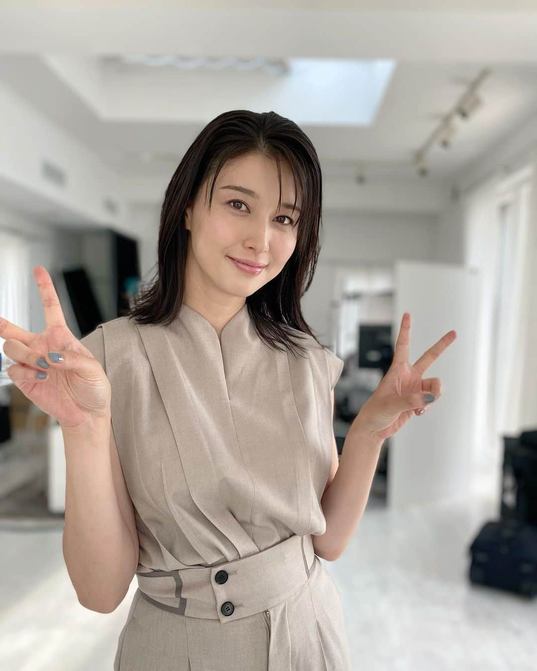 橋本マナミさんのインスタグラム写真 - (橋本マナミInstagram)「@be_story_official  の撮影でした🥰今日もワイワイ楽しく撮影💕素敵な写真撮っていただきました(^｡^) クライアント様からの上品なお花もありがとうございました🥰 家の近くでの撮影だったので自転車で行きました🚲笑 #美スト」7月29日 14時46分 - manami84808