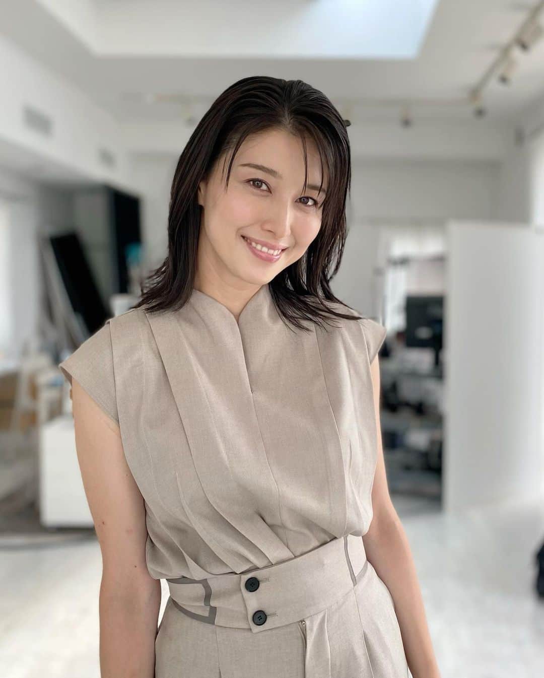 橋本マナミさんのインスタグラム写真 - (橋本マナミInstagram)「@be_story_official  の撮影でした🥰今日もワイワイ楽しく撮影💕素敵な写真撮っていただきました(^｡^) クライアント様からの上品なお花もありがとうございました🥰 家の近くでの撮影だったので自転車で行きました🚲笑 #美スト」7月29日 14時46分 - manami84808