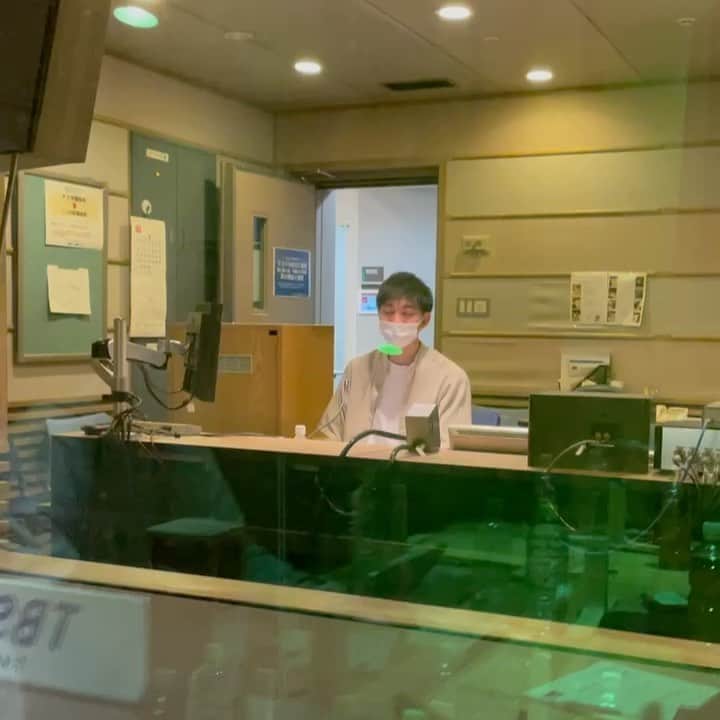 西田善太のインスタグラム：「まとめ録りしたので1ヶ月ぶりのスタジオで、のんたん、こと松重Dのキュー出し2021夏バージョン🥺 のんたん、パパになりました👶、おめでとう❣️ #TBSラジオ #見事なお仕事」