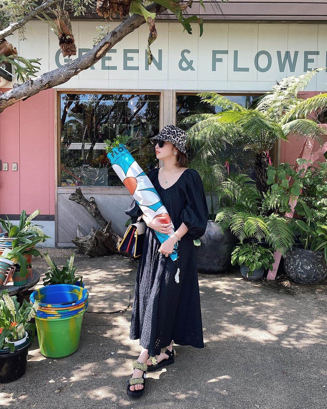 翁安芸さんのインスタグラム写真 - (翁安芸Instagram)「自宅の鉢植えのお花と枝物を買いに🌿🌼 @allgoodflowers   #tokyo #flowershop #allgoodflowers #akiweng #ganni #coel #ceciliebahnsen」7月29日 14時57分 - akinyc