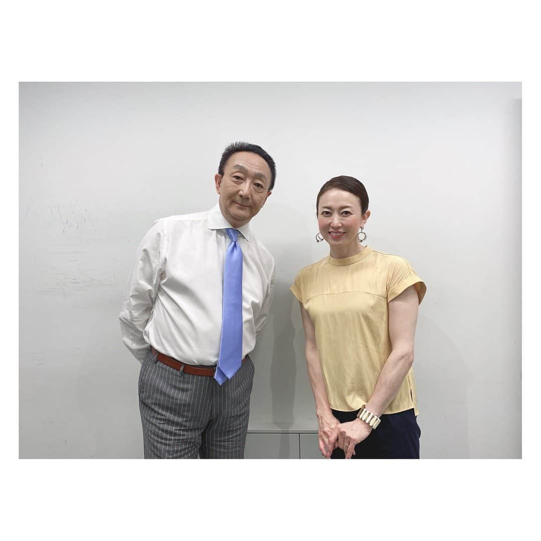 田中雅美さんのインスタグラム写真 - (田中雅美Instagram)「昨日は、テレビ朝日「スーパーJチャンネル」に出演させていただきました。  ・ ・ 渡辺宜嗣さんがわざわざ楽屋に来てくださって、感激でした。 本来は私がご挨拶に伺わねばなのに…本当に優しく素敵な渡辺さん。  ・ ・ というのも、9年前のロンドンオリンピックの時に、スーパーJチャンネルのオリンピックコーナーでコメンテーターを務めさせていただき、その時に渡辺さん始めスーパーJチャンネルの皆さんにはかなりお世話になったのです。  ・ ・ 時を経て、東京オリンピックのタイミングにお会いできて嬉しさいっぱい。  ・ ・ 9年前の写真を見せてくださったのですが、、、 だいぶ若かった🤣笑 お恥ずかしい。。  ・ ・ #渡辺宜嗣さん #スーパーJチャンネル #テレビ朝日 #9年前にお世話になりました #時は経ました #ご挨拶に来てくださってありがとうございました」7月29日 15時11分 - tanakamasami_official