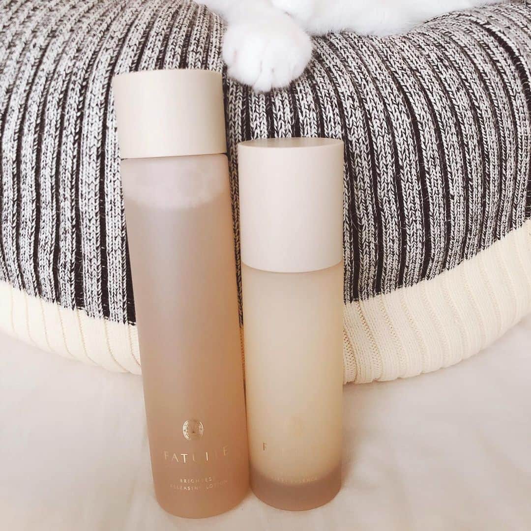 のインスタグラム：「姉 @fujiko0207 がディレクターをしてるFATUITE（ファチュイテ)  @fatuite_cosmetics のスキンケアが再販しておりますー  ストーリーズではたまに再販のお知らせしていたのですが、すぐ完売してしまってたので記事で投稿はしておりませんでした。  今回の再販では今まで以上の数をご用意してるとのことなので使用感などをのせますねー！  端的に言うと、この美容液と化粧水、めっちゃめちゃオススメです。 身内がプロデュースしてるから絶賛してるわけでなく、姉が作ってなくてもファチュイテに出逢ってたら普通にリピ確定します。 『おぅおぅおぅ！こんなの待ってたぁーーー！！』なスキンケアでした。 同年代女子たちにちょっぴり抜け駆けしときたいから秘密にしてたい気持ちと（笑）、 いいものだからみんなに試してみてほしい気持ちがあるのですが、 みんながハッピーになる方がいいので… 惜しみなくオススメさせていただきます！（前置き長め）  使い方からお話しますねー まず洗顔後のまっさらな肌に、 ジェル状の美容液『ブライテストファーストエッセンス』を顔にシュシュっとスプレーします。 わたしは顔に5プッシュ、首に3プッシュの貴族使いをしてまする。 肌にぐんぐん美容液が吸い込まれていくからつい使用量の目安をオーバーしがち…目安は顔と首にそれぞれ2〜3プッシュで十分らしいです。 容器がスプレータイプなのも清潔で使い勝手がよくて好きなところ！ つけるとお肌が内からモチモチ潤います！ 高保湿、ブライトニング、エイジングケア、ブースター効果など、わがまま全部のせな美容液なんですって。なにそれありがとう。 『あれ？これオールインワンジェルだっけ？もう潤い十分かも〜』と勘違いしそうになるのですが、 このあとちゃんと普段通りのスキンケアはしてくださいとのこと。 わたしは冬から実験台として使い始めていたのですが、冬の乾燥した時期でも普段のスキンケアに加えてこの美容液を仲間入りさせただけで、肌の保湿力が段違いに上がって驚きました。夜になっても潤ってるー！そして今まで自分の肌には『透明感』なんて縁がないと思ってたけど…あれ…？透明感でてきた…？とわりとすぐ感じました。 使ってるスキンケアを底上げしてくれる美容液だと思います。  わたしはこのあとの化粧水は、夏に発売された同じくファチュイテの『ブライテストリリーシングローション』をバシャバシャとつけております。 とろーりではなく、バシャバシャな使用感。 こちらももちろん高保湿されるのはデフォルト装備で、保湿だけでなく、美容液とは違ったアプローチで効く様々な成分を盛り込んでいます。 一番の作用は鎮静効果だとか。ティーツリーがたくさん入ってます。 これ使い始めてから、今までは撮影でヘアメイクをされると翌日肌がゆらいでしまっていたトラブルがなくなった気がします。ちっこいニキビができてもすぐ消えてます。  いろんな成分がもりもり入ってると書きましたが、ファチュイテって箱の裏の成分表記がやたら長い！ どんだけ様々な成分を盛り込んでるのさ… 裏話ですが、これだけたくさん成分が入っててこの価格で売るのって、正気なの？バカなの？というレベルらしいですよー デパコスで売ったとしたら目ん玉飛び出る価格になります。 でも、店舗をもたない通販だからこの価格で提供できるのと、 スキンケアをこよなく愛する…愛しすぎてスキンケアへの愛が変態じみてるディレクターの姉と、開発担当で鬼美肌なジュンジュンさん @jun.jun_cosmetics が、 自信を持って人に勧められるスキンケア、そして自分自身が使いたいものを妥協なく作っていて、 『スキンケアは一本で効果を感じて、かつ続けられる価格でないと意味がない！』をモットーに、美容液も化粧水も大容量かつお値段も手が届く範囲に設定してるみたいです。 売り上げは二の次三の次で、良いものを作りたい！の一心で作ってます。 とても姉ちゃん達らしい。  なので、まだ美容液と化粧水しかありません。 「はやく仕上げの乳液かクリームも作ってくれよぉぉおおー😭」とお願いしてますが、 二人のこだわりが強すぎて、まだ納得できるものができてないそうな。 ぐぬぬ…でもまたいいものを作ってほしいからいつまでも待ってるよ…  ながーく語ってしまいましたが、 ファチュイテはイチオシのスキンケアなのでした。  詳しい成分や効果は、 姉　@fujiko0207  か、 じゅんじゅんさん　 @jun.jun_cosmetics  か、 公式 @fatuite_cosmetics のインスタをご覧くださいませー！  #ゼーハー #わたしにしてはたくさん書いた #メイクさんにも肌の変化を驚かれるよ #半分以下になるとソワソワしだす #からの姉に泣きつく #妹の特権としてお許しください #早く肌をLED発光させたい #わたしは昔から日焼けしがちなので姉みたくは発光してない #けど肌の調子はずっといい #透明感出てきたとおもう #みんなのお肌にも合うといいな #fatuite  #ファチュイテ」