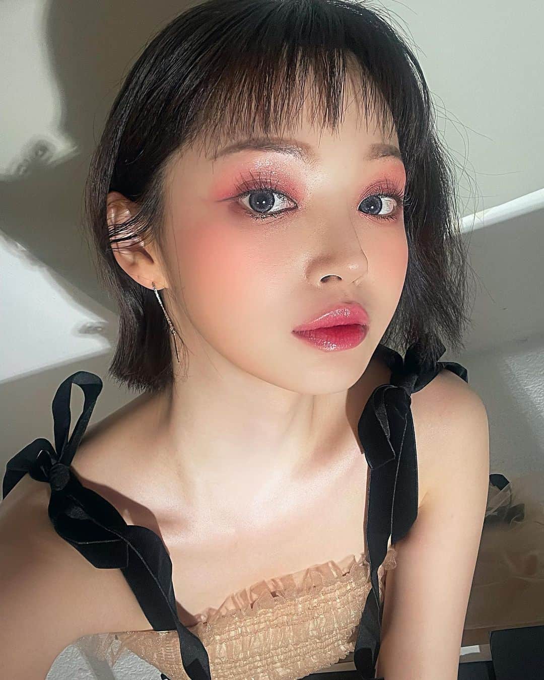 Yoonbitnaのインスタグラム：「촬영할 때 꼈던 렌즈는 ✨ @olola_jp @olola_official ✨ 곧 출시 될 렌즈임다아~✨」
