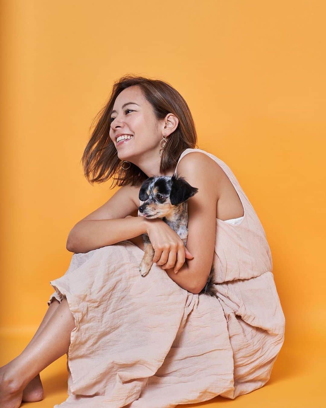 鮎河ナオミのインスタグラム：「これは無添加で安心・安全❣️  愛犬にきちんとした食事を与えたいという気持ちで作られていて、撮影に参加したワンちゃん達はみんな美味しそうにバクバク食べてた😋  Posted @withregram • @eatdeli_petfood 【期間限定】夏デリ たのまなきゃ❣️ 今なら 【レトルト保存用タッパー3個セットが付いてくるセットA】  🐟鯵のウェットフード12袋 🍖お肉ウェットフード11種✖️2袋　 24袋のお得パック  価格　9,800円税込  #eatdeli #イートデリ #愛犬家 #ドッグフード#ドッグフード選び #dog #dogstagram #doglover #doglife #dogoftheday #dogfoodie #dogfood #dogfoodrecipe #dogfoods #ヒューマングレード　#ヒューマングレードフード #鯵ペットフード #bulldog  #frenchbulldog #poodle #プードル　#cavalier #ミニュチュアダックス　#チワックス」