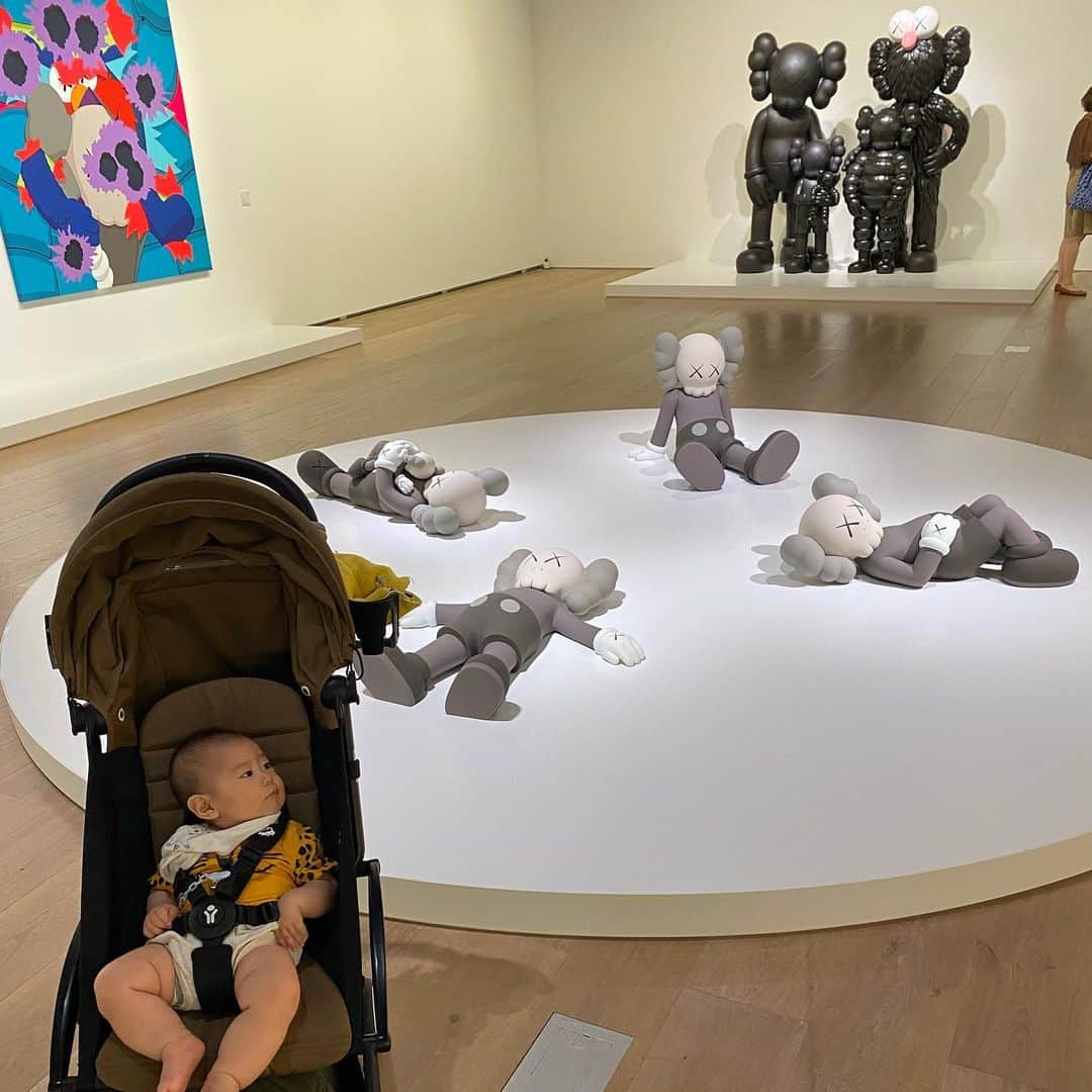 小泉里子のインスタグラム：「息子、はじめての @kaws  @kaws_tokyo_first」