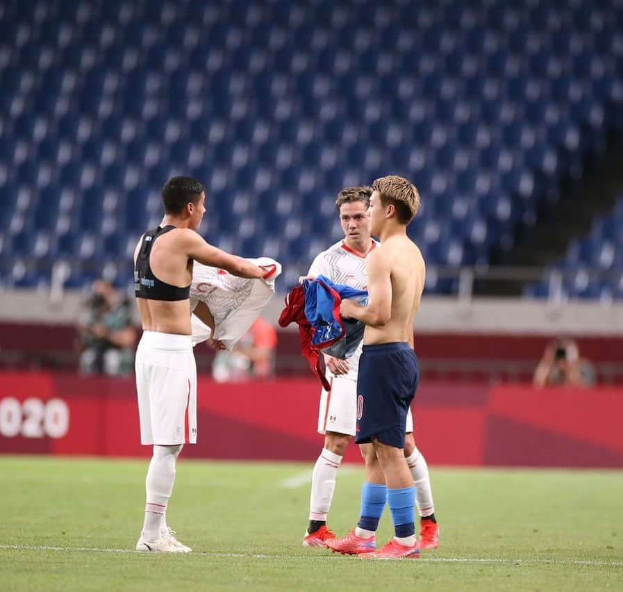 堂安律さんのインスタグラム写真 - (堂安律Instagram)「I’m so honored to play against my former teammate, representing each of our countries and wearing the national team jersey. All the best @urielantuna90 @fcgroningen」7月29日 16時30分 - doanritsu