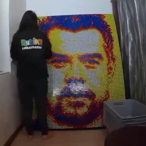 のインスタグラム：「This is insane! It would take me longer just to crack one rubik’s cube. Thank you @del.nart & @rubiks_official for sharing your incredible talent (and for using my face)」