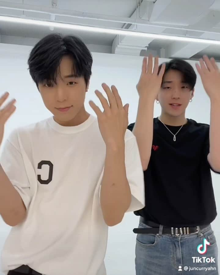 Jun Sung Ahnのインスタグラム：「Guess who's back on Tik Tok 😁 @moonjongyeup fun fun times and new cover coming out in 5 hours! 🔥 #us #moonw4lkers #jongupisadorable」