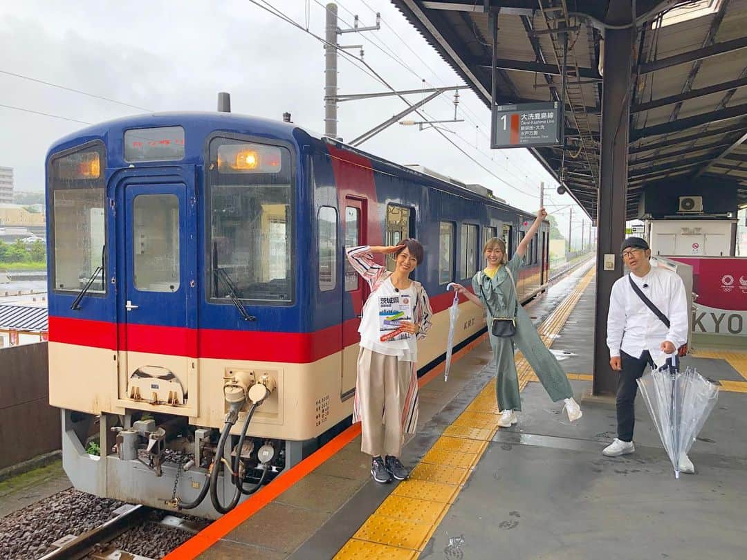 須田亜香里さんのインスタグラム写真 - (須田亜香里Instagram)「先日テレビ東京にて放送された #バスvs鉄道乗り継ぎ対決旅 たくさんの温かいコメントありがとうございました😌💓  メロン農園でのクイズに外れまくったあたりから胃袋、足での移動距離、雨も重なり過酷に… それから更に睡眠時間とか、想像を超えた過酷なこと続きでしたが  自分だけが大変なわけではなく、チームリーダーの村井さん、ドランクドラゴン鈴木拓さん、 そして私たちよりはるかに重い機材を持って一緒に身を削ってくださった撮影クルーの皆様の存在には尊敬と感謝しかありません✨  一生忘れられない旅！ また皆さんとのほほんと旅ができたら、思い出話にも花が咲いて更に楽しいだろうなぁ。なんて、妄想ができるほど、濃い旅！  見守ってくださった皆様、ありがとうございました🛤💕  #ネットもテレ東 #配信中 #バスvs鉄道乗り継ぎ対決旅 #茨城 #栃木」7月29日 18時37分 - akarisuda