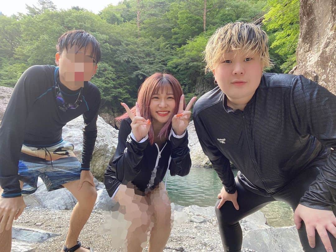 こう（夜のひと笑い）のインスタグラム：「まじで家でしか動画撮ってないから無理やり川行って動画撮ってきたww いちえの足晩御飯にしたやつまじしばくからな！😡🤬 しそうになったやつもdm送ってこい🤬  ＃マジで撮れ高ないねんけど #みんなみたい？ #どぉしよかな #あと川冷た過ぎてイライラした #あと川におるハチみたいなつ #世界一うざいねんけど #あと川にある石ツルツル過ぎ #普通に2回くらい死にかけた」