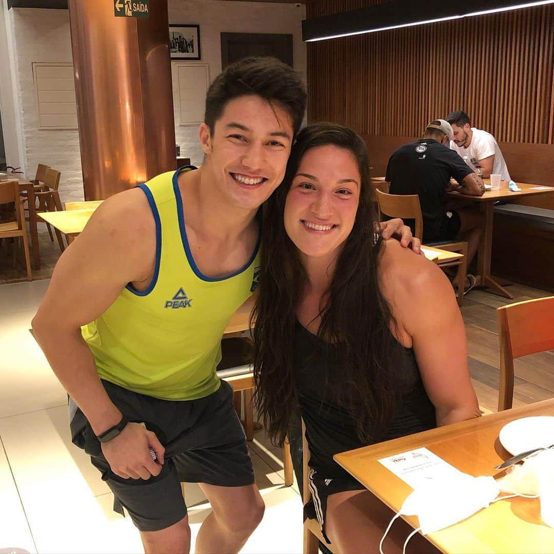 アルトゥール・オヤカワ・マリアノのインスタグラム：「GUERREIRA E HISTÓRICA ❤️❤️❤️ 3x Medalhista Olímpica 🥉🥉🥉  Muita admiração! Eu amo demais! Parabéns Mayra @mayraaguiarjudo  #judo #brasil #bronze #tokyo2020 #olimpiadas #jogosolimpicos #toquio #mayraaguiar」