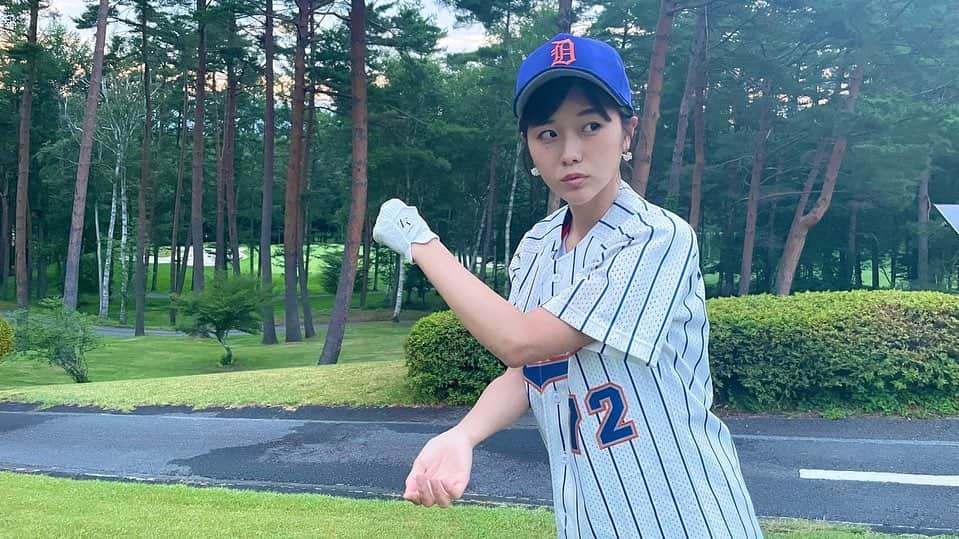 水原ゆきさんのインスタグラム写真 - (水原ゆきInstagram)「昨日の中井学ゴルフチャンネルの動画、 質問千本ノックのサムネのためだけに着用したユニフォーム⚾  最初、満面の笑みでこう構えて、 「はいいいよーー」って言ったら、 スタッフT「違います水原さん、こうっす、右手こう」 水原「え、こう？」 スタッフT「いや、こっちの方が千本ノックっぽいっす」 水原「野球ってわかるから大丈…(夫じゃない?)」 スタッフT「右手も少しこうで、表情ちょっと凛々しく、目線こっちで」  と、作り上げられたのが、２枚目です笑  皆さま、沢山質問ありがとうございます！  また募集させていただきますので、その際はぜひ✨  #中井学ゴルフチャンネル #中井学 #水原ゆき #ゴルフ女子 #これは野球女子」7月29日 19時02分 - 12yuchan14