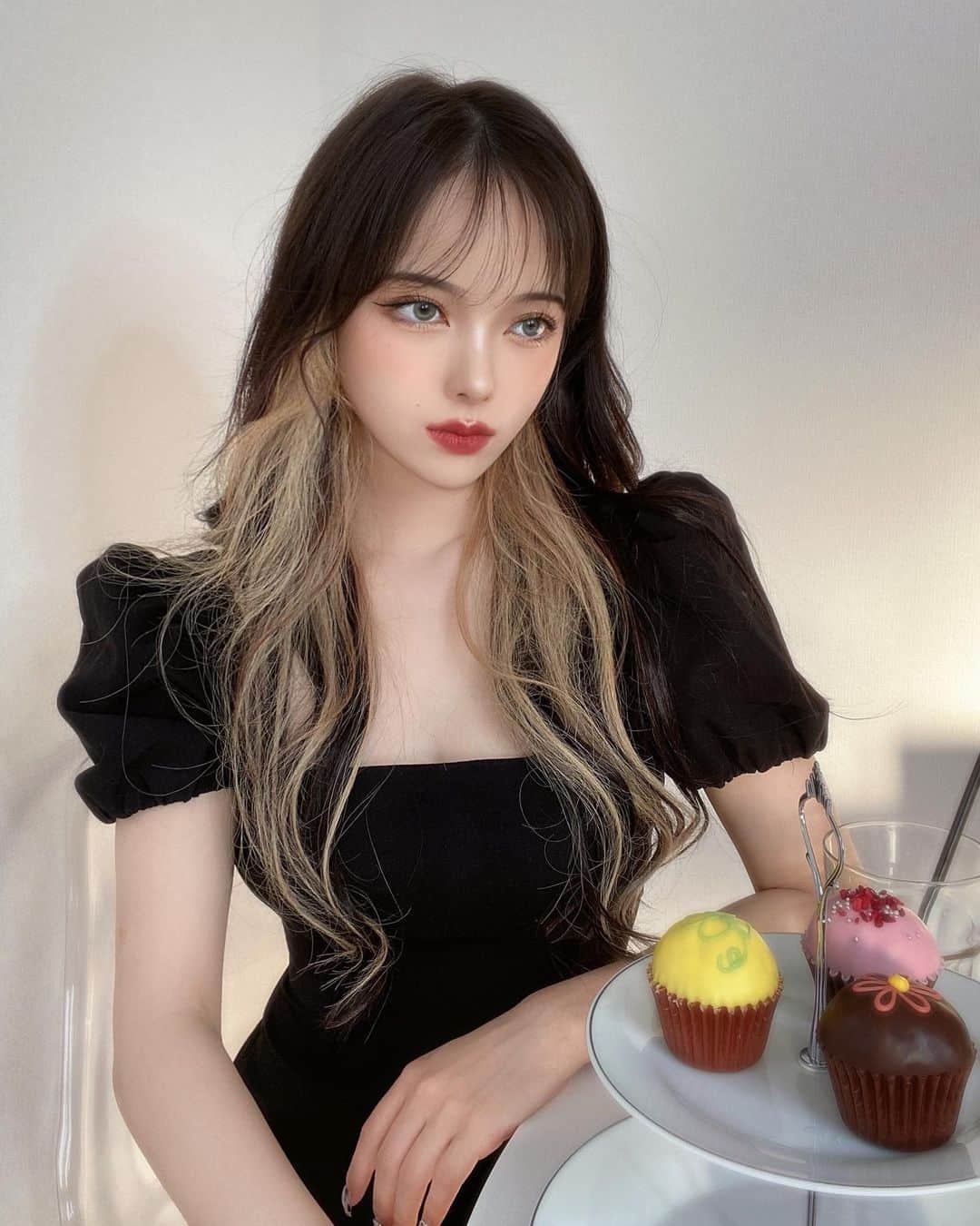 葉月ひまりのインスタグラム：「お家でアフタヌーンティー🫖（撮影終わり） YouTubeお楽しみに…🖤」