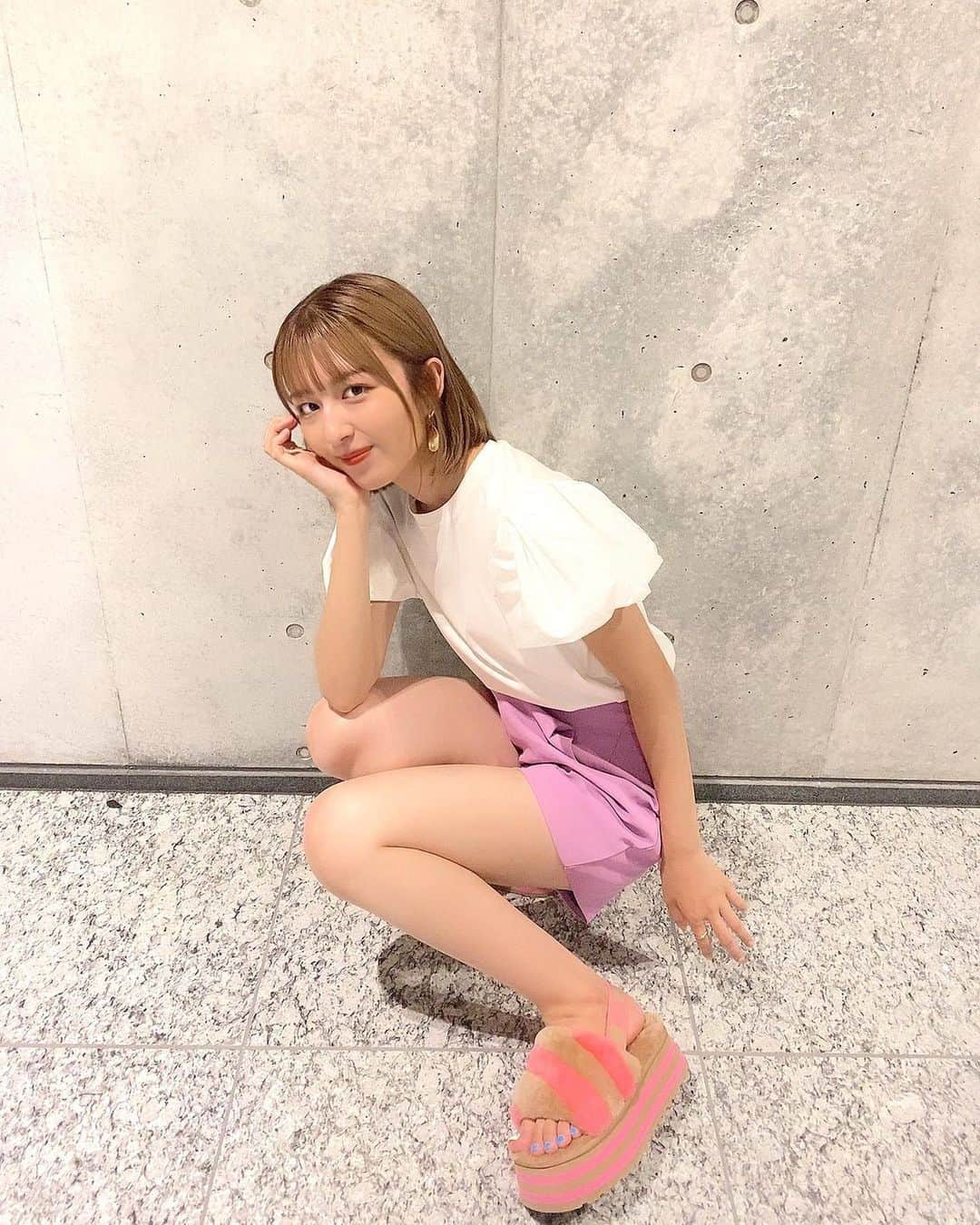 市野莉佳さんのインスタグラム写真 - (市野莉佳Instagram)「. UGGのサンダルに 合わせたコーデしてみたよ🩴 サンダル可愛すぎて ずっと眺めちゃう〜 この夏、たくさん履こ！！ . #UGGJAPAN #UGGサンダル #りかりこ #夏服 #夏コーデ #ファッション #コーディネート #サンダル #ootd #fashion #twins #PR」7月29日 19時05分 - ichirika_62