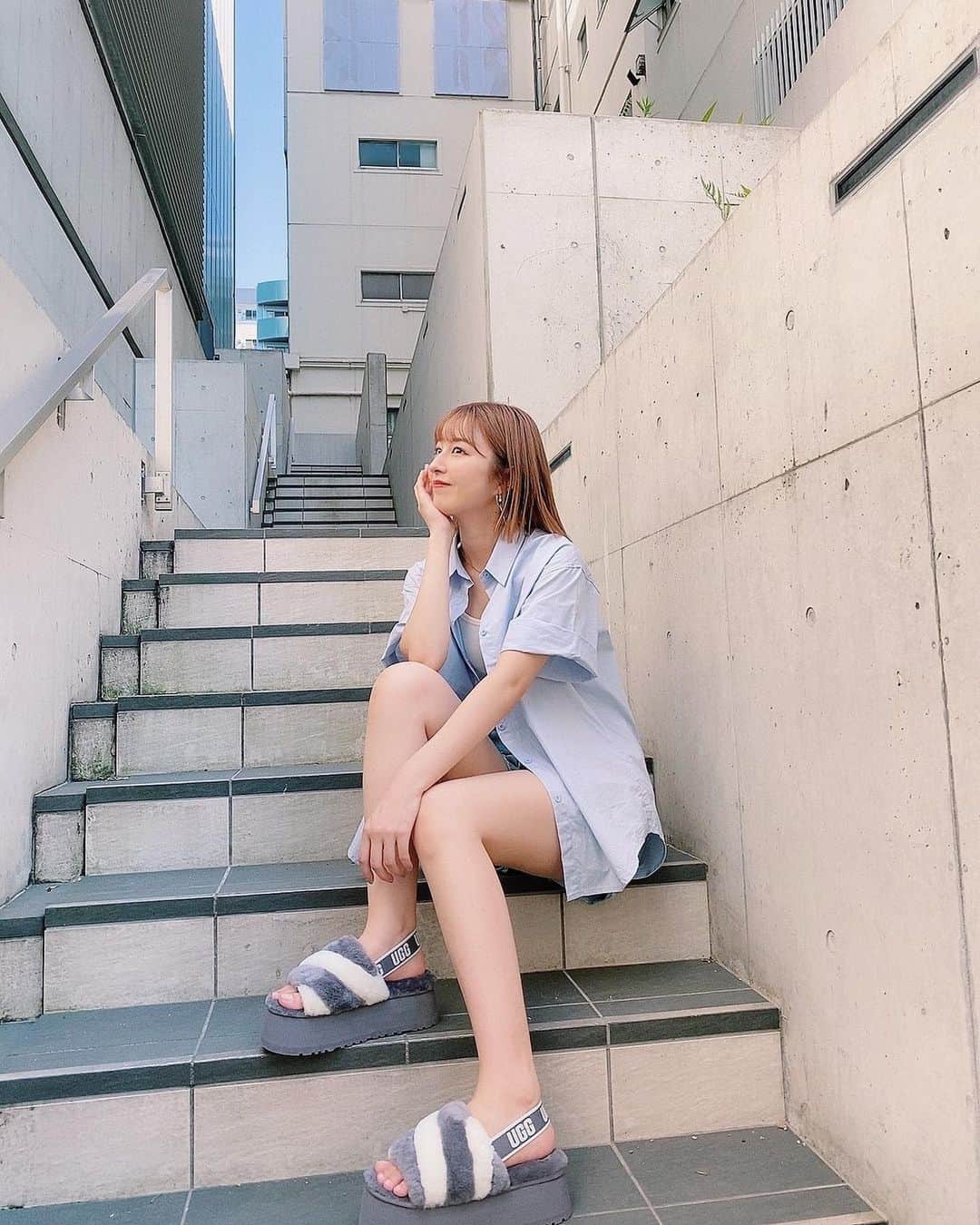 のインスタグラム：「UGGのサンダルを りかとお揃いでゲットしたよ~🌻 めっちゃ可愛くて、お気に入り‼︎ この夏たくさん使いたい♡  #UGGJAPAN#UGGサンダル#PR #りかりこ#双子#夏#夏コーデ#ファッション#コーデ#コーディネート#サンダル#fashion#twins#ootd#me」