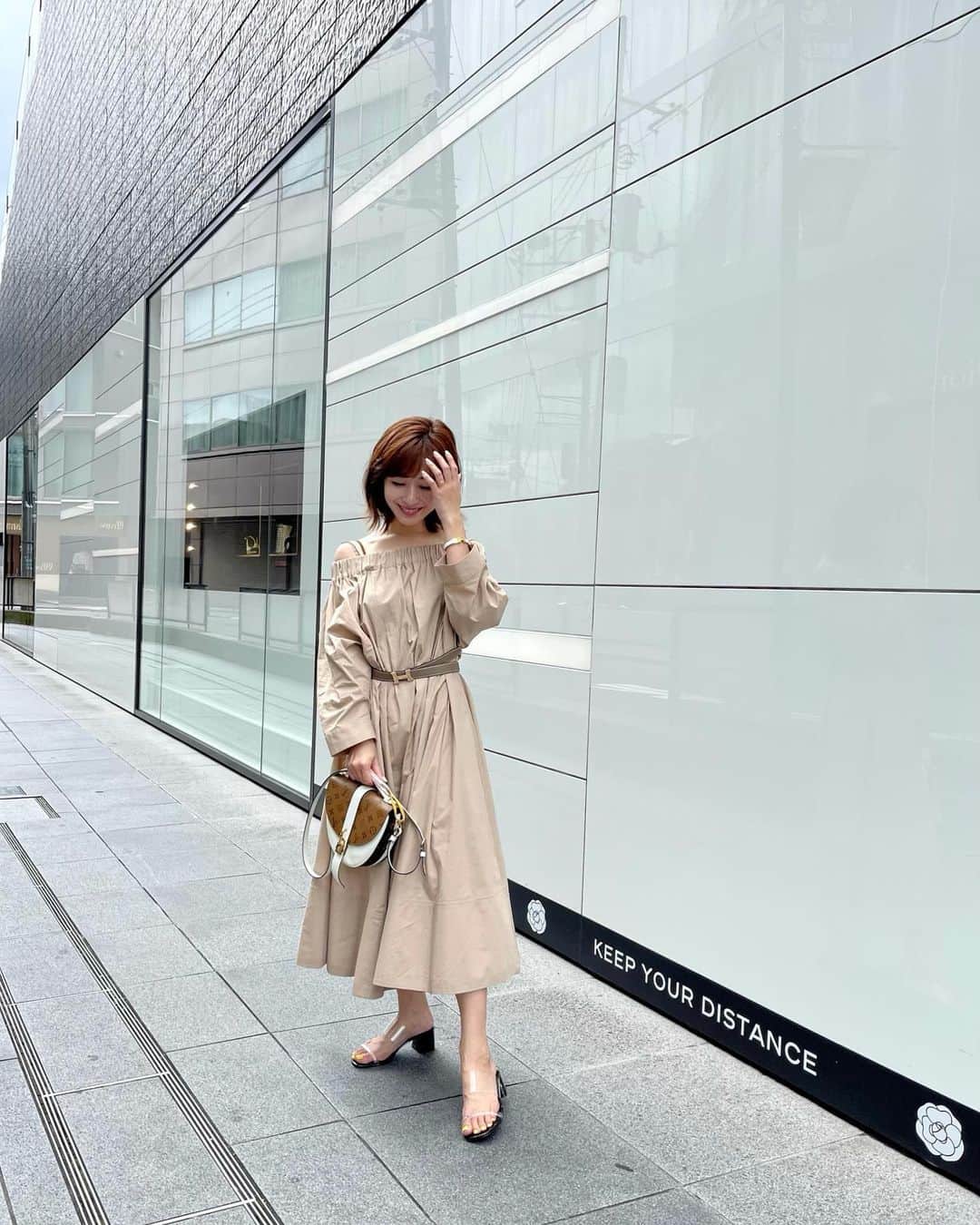 のインスタグラム：「・ 髪切る前の🤍  👗 @akte_official  👡 @tsurubymarikooikawa  👜 @louisvuitton   ざっくりとしたオフショルワンピースは 海や旅先で着るならそのまま 街で着るならウエストマークできちんと感も☺️❣️ カラーレスなメイクや巻き過ぎないヘアスタイルで 抜け感つくるのがブームです👄  #153cmコーデ #おちびコーデ #おちびの輪 #Sサイズコーデ #ままコーデ #ママコーデ #ママライフ #2020年ベビー #女の子ママ #女の子ベビー」