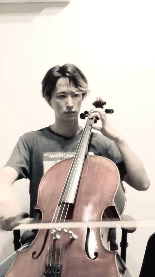 秋山真太郎のインスタグラム：「353日目✨Day353✨ If a 38-year-old man who can't read musical score suddenly starts playing the cello🎻 #チェロ#cello#첼로#클래식#望春風」