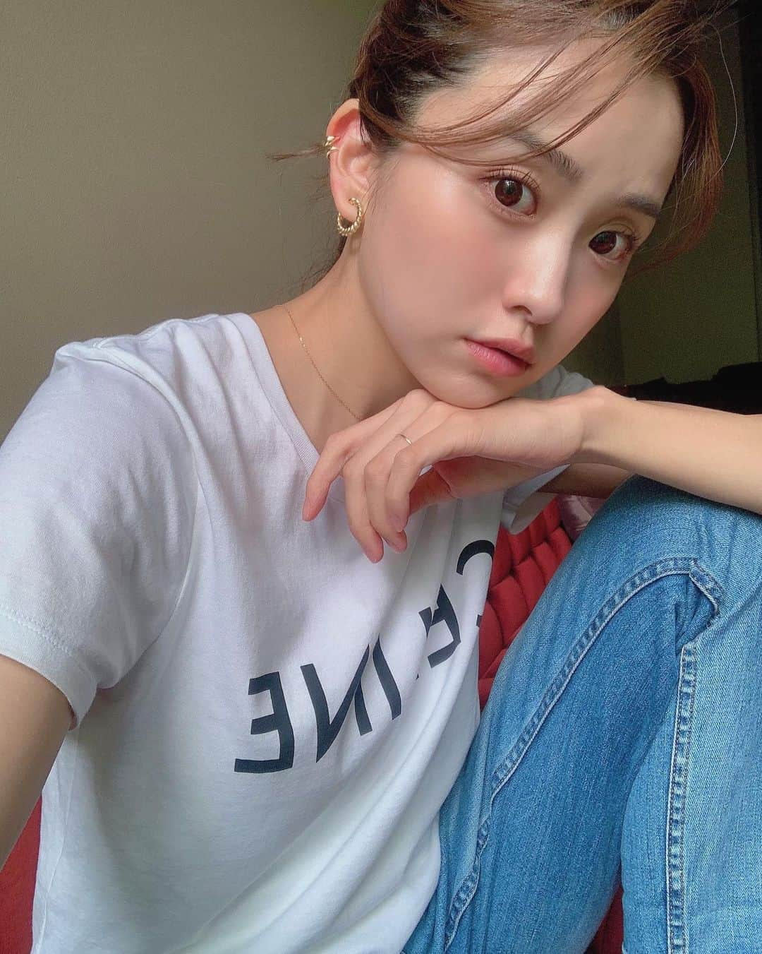 曽田茉莉江さんのインスタグラム写真 - (曽田茉莉江Instagram)「みてみて〜🥰まつ毛パーマくりんっ、眉毛シャキーン❤️❤️  先日メンテナンス行ってきました☺️ 眉毛は　@mami_saisu  まつ毛は　@lily_eyefree   …本当につくづく思うの…女性は 眉毛、まつ毛、髪の毛…この3つでイメージがだいぶ変わって、本当に大事だからこそ、センスがものすごく問われる…  大袈裟かもしれないけど、この3つは自分が努力しても自分でなんとかできるところではないので、本当に大切な存在で…毎回ベストな仕上がりにしてくださるので毎回感謝なんです🥲❤️ ありがとうございます🥺  そして珍しくイヤーカフっていうのかな？耳たぶじゃない所にイヤリング付けてみたよ🥰これは耳たぶに使っても可愛いんだけど、ここに付けても可愛いなぁ〜っと発見しました❤️❤️ @tao.collection.official   #fashion#ootd #earrings #denim #tshirt #celine #美容#眉毛#眉毛サロン #眉毛メイク #まつ毛パーマ #パリジェンヌラッシュリフト #カジュアルコーデ #カジュアル #大人カジュアル #デニムコーデ #デニム #ポニーテール」7月29日 19時57分 - marie_soda_