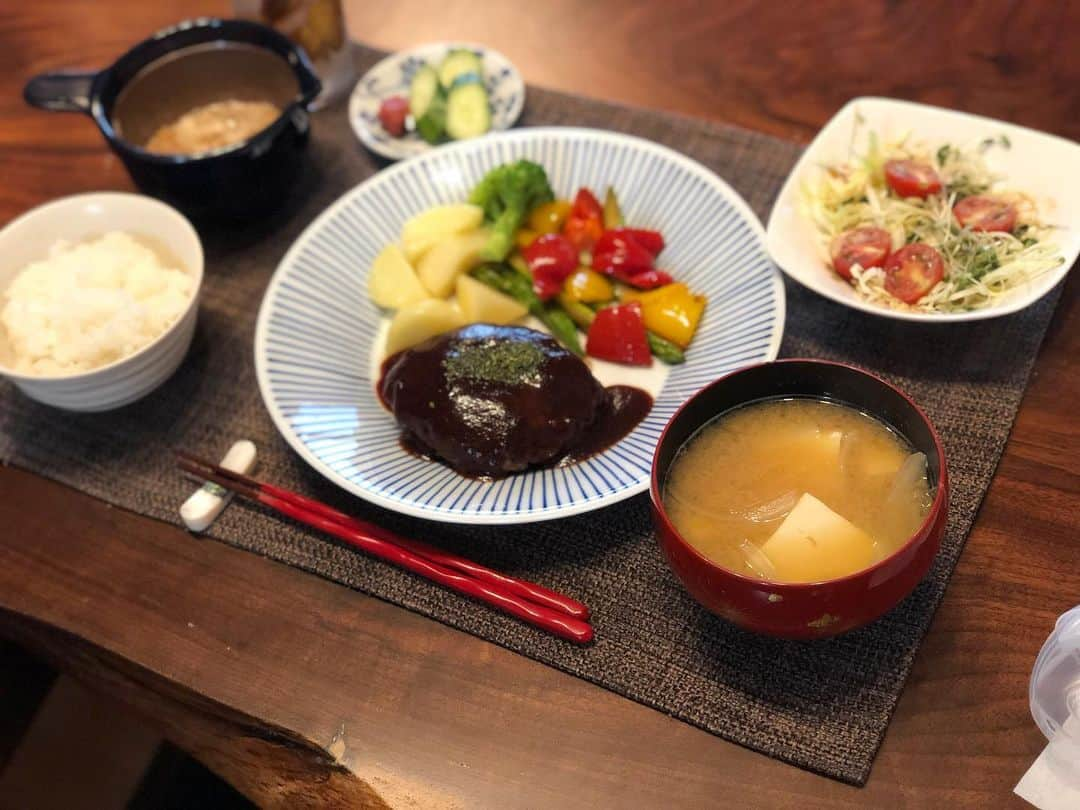 月央和沙さんのインスタグラム写真 - (月央和沙Instagram)「うちの晩ごはん🍚✨ . #病み上がり #久々に熱が出ました #しっかりたべて #頑張ります #ハンバーグ #じゃがバター #パプリカとアスパラ炒め #キャベツのサラダ #玉ねぎと豆腐のお味噌汁 #納豆 #お漬物」7月29日 20時04分 - kazusa_tsukio