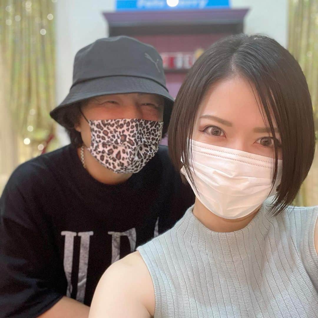 のインスタグラム：「昨日は極東ファロスキッカーのリハ後、ヘアメンテへ。 かなり伸びていたので谷やんに夏仕様のスッキリスタイルにしてもらいました。 2枚目はいつものアングルでのbefore、1枚目はafterで、iPhone12proに機種変してインカメラもすごいという事なのでポートレートモードで撮ってみたやつです。 3枚目はFatsBerryから歩いて行ける所にある三宿の喜楽亭、挽肉野菜カレーにチーズトッピング！ めちゃうまでございました。 #fatsberry #池尻大橋 #谷やんカット #谷崎隆幸 #相席食堂　に #さりげなく出ていた #谷やん #喜楽亭 #喜楽亭カレー  #三宿」