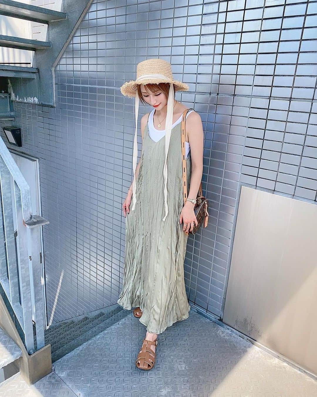 一ノ瀬恋のインスタグラム：「麦わら帽子コーデ👗💓  @ciena2021official のワンピースの生地感がよくてさらっときれる😚  今季流行りのグルカサンダル👡 可愛すぎるし履きやすい🥰 スクエアタイプだから可愛くなりすぎず履けちゃう👣 @lilirena_   #fashion  #cood #coodinate  #30代ファッション  #30代コーデ  #ショートカット #ショートボブ #ボブヘアー  #イエベ春 #骨格ウェーブ #令和2年ベビー #男の子のママ」