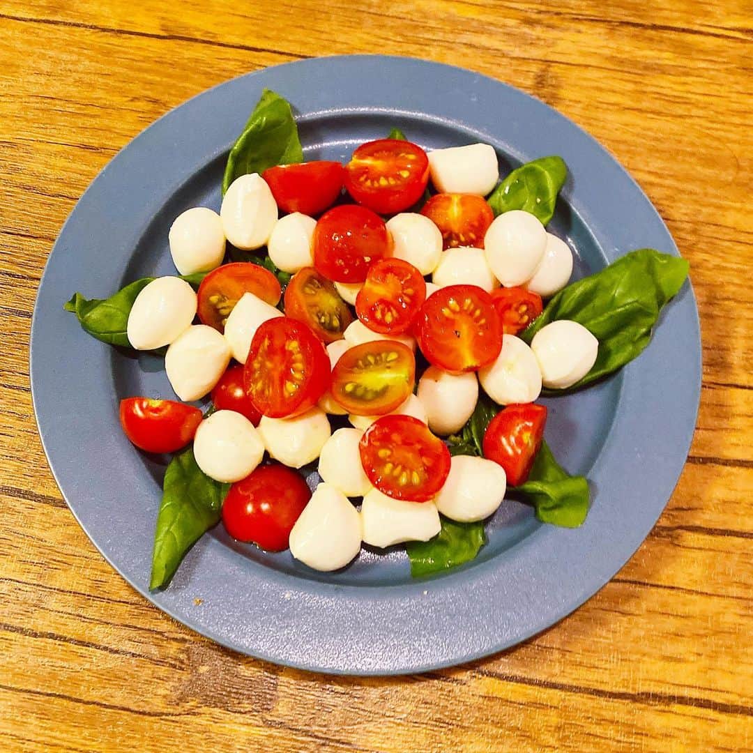 尾崎里紗さんのインスタグラム写真 - (尾崎里紗Instagram)「ご無沙汰のごはんたちを😚  バジルに、トマト・・ お気づきの方もいらっしゃるかと思います・・ そう、バゲットガーデンで収穫したバジルとトマトです🍅✨ 気持ち的には100倍1000倍増しぐらい、美味しくてみずみずしかった！！！これが家庭菜園の魅力ですねぇ☺️  2枚目は、半熟卵にマヨネーズを合わせたもの（盛り付けがオシャレ風） 3枚目は最近お気に入りの、アボカドとお豆腐のサラダです。ドレッシングにわさびをちょちょっと入れてピリリとさせるのが良きです💁‍♀️  #おざきごはん #バゲットガーデン #食べてモリモリ元気つけましょう💪💪」7月29日 20時37分 - ozaki.risa