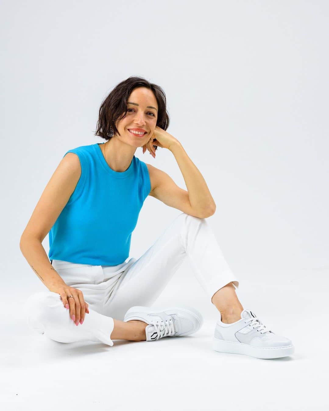 アンナ・オルティス（イニエスタの妻）のインスタグラム：「Basics, always 🤍♻️ Elegantes, comodísimas y fabricadas con plástico marino reciclado. @mikakus @seaqual.initiative   いつも愛用しています 🤍♻️ リサイクルされた海洋プラスチックを使用していて、エレガントで履き心地も快適です。@mikakus_japan @seaqual.initiative」