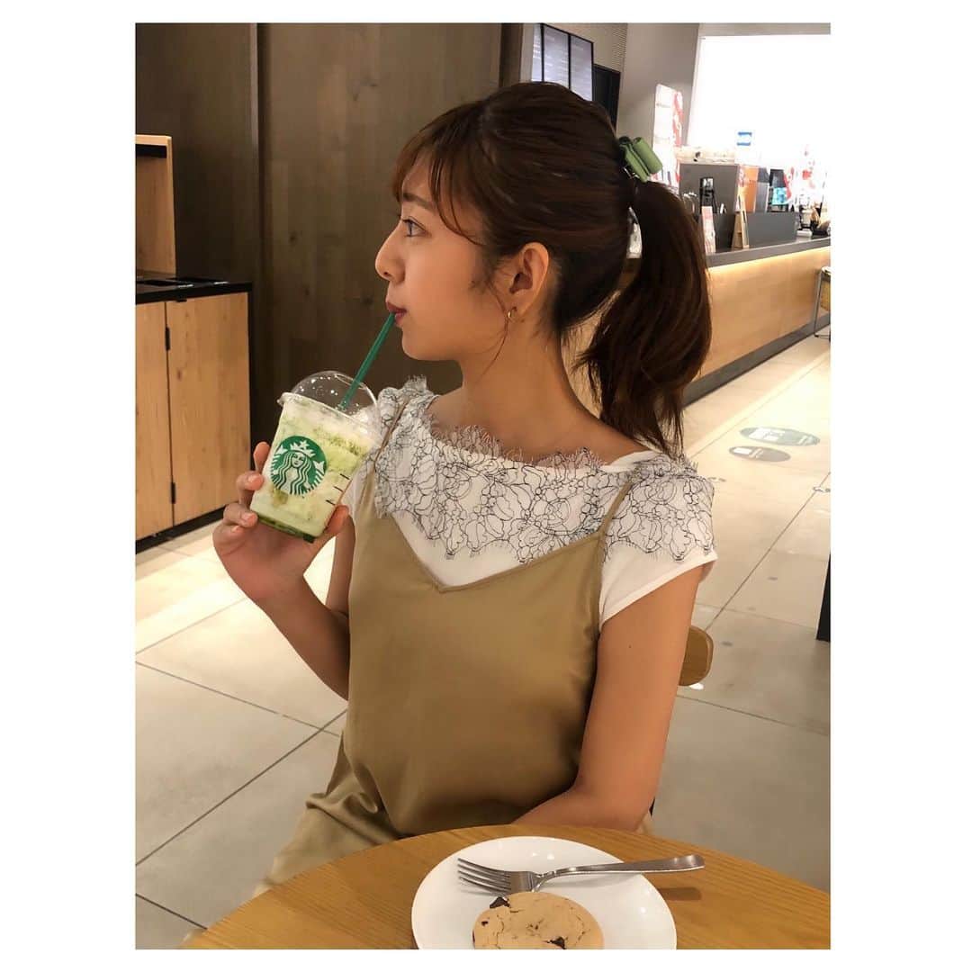 白戸ゆめのさんのインスタグラム写真 - (白戸ゆめのInstagram)「🥤 . おいしくて、ごぐごくと飲んでしまった、、、 1個じゃ足りなかったです🤣 「飲み終わるのはやっ」と中濱さんに言われました笑 . ちなみにクッキーは ホワイトチョコチャンククッキーが好きだけど 期間限定らしくなかなか出会えない🍪 . #スターバックス #スタバ #starbucks  #香川 #地元フラペチーノ #抹茶 #気合入れて #バレッタ も#緑 にしてみた #💚 #フェラガモ #サルヴァトーレフェラガモ @ferragamo  #視線の先には #ユニクロ の#セール商品 笑」7月29日 20時56分 - yumeno.s_