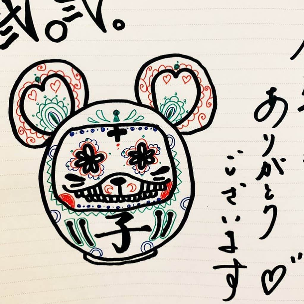 七海ティナさんのインスタグラム写真 - (七海ティナInstagram)「今まで私が描いたものと作ったもの。 (箸袋の裏とか使い道が謎の手帳後半のメモページとか) . . . 14歳の時のものが1番丁寧。(2枚目) . . . ところで、現実世界が充実している程 Instagramを投稿しがちだといいますが 果たして本当にそうだろうか？はいそうです。(即答) . . 決して私は充実していない訳でも 不幸でもなければ、可哀想自慢をする事も もうない。(過去形) .  ただ、景色や物や人と触れ ｢せや！写真撮ったろ！ほんでもって投稿したろ！｣ とならないだけで それは興味が無いのではなく、リアルタイムで向き合っている時間を大切にしようと思ったからである。 .  興味が無いのは 他者の ネイル変えました報告投稿くらい。(失礼ごめんなさい)  (因みに、一緒に居るのに一生他の誰かと連絡取り合っているのか、絶対携帯離さないマンは何なのですか。) .  . . この感覚、感情はなんなのだろう。 無でもないしな。 .  でも、確実に奥底にある闘志とやらが メラメラと疼いている感覚はあります。 疼いているだけかも。 ずっと初期微動。ﾌﾟﾙﾌﾟﾙ… .  いつか、いつか いつか を待っているだけではダメだと誰かが言っていました。 . 自己啓発本を読めば、自分を好きになれだの前向きすぎて頭痛がします。 考えた末、吹っ切れて、ちょっとヤケクソになって いつか を待っていてもいいじゃない。 人間だもの。 てなを (アドラー心理学は好き) . . . . . . . 何が言いたいって おろしたてのタオルの吸水性の無さってなんなの？ ということです。 . . . #減量  #上手くいかなくて #泣きながらアブダクション」7月29日 21時09分 - tinaaaa1208