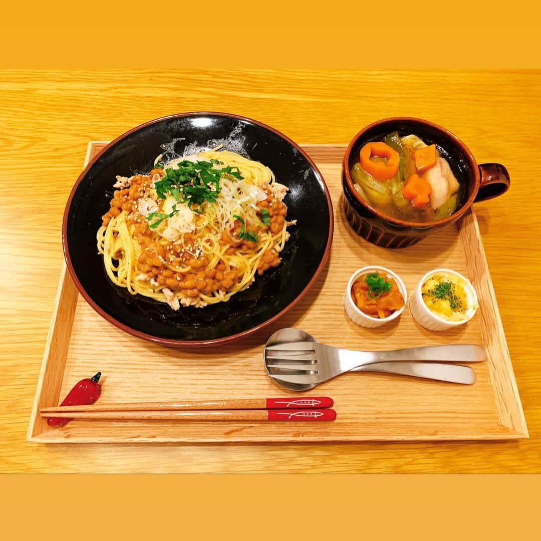 間宮梨花のインスタグラム：「納豆パスタレシピ写真 3枚目👉過去記事ですみまへん🥺 #りかちゅう飯  #旦那ご飯 #おぼんdeごはん  #お家ご飯 #夜ご飯 #納豆 #納豆アレンジ  #納豆パスタ  #献立」