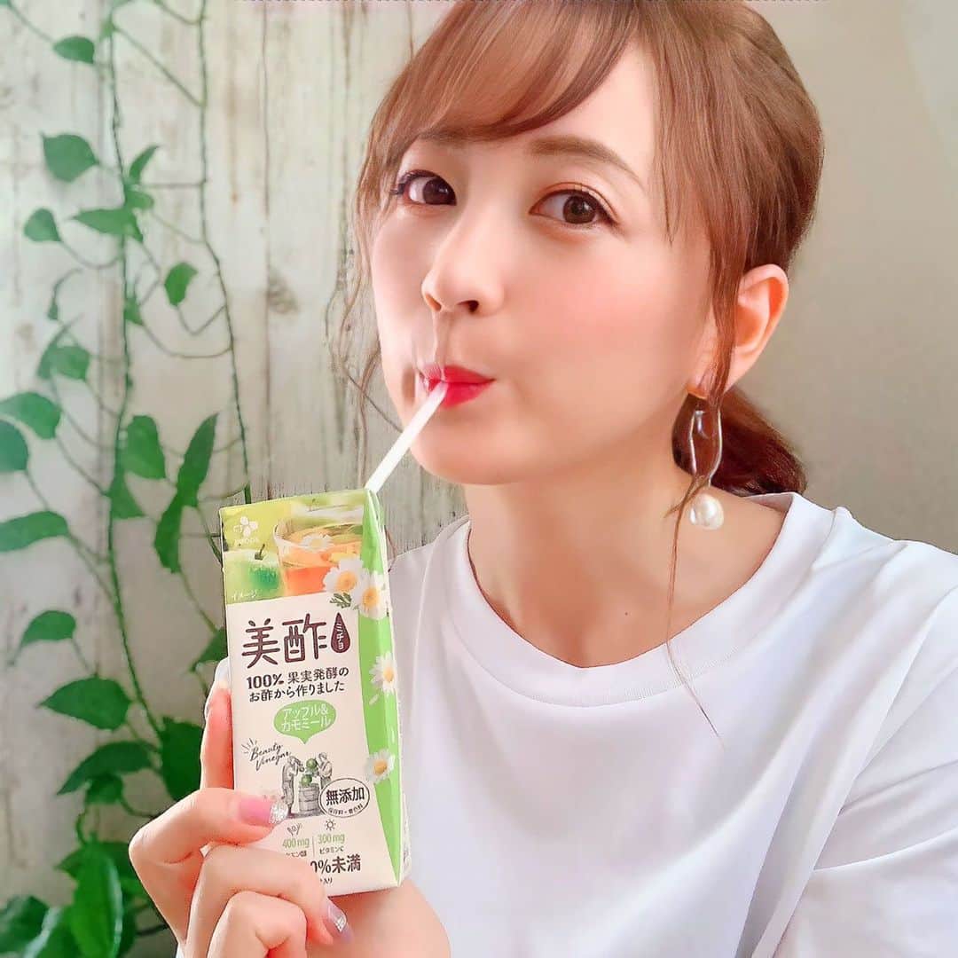 のインスタグラム：「⁡ 全国的にも暑い日が続いていますが 皆さん体調大丈夫ですか😝？💦 ⁡ しっかり水分補給してますか？ ⁡ 最近の私のお気に入りは100％果実発酵のお酢から作られたビューティビネガー 「美酢（ミチョ）」 ⁡ これを冷蔵庫に常にストックしてます🥤✨ ⁡ 美酢×ティーブレンディングで冷やして飲むとスッキリ美味しい😍❣️ ⁡ いつでもどこでも手軽に飲めるストレートタイプなので、外出先の水分補給にもピッタリ✨ ⁡ コンビニなどでも購入できますよ〜👍 ⁡ さらにビタミンＣ、クエン酸入りでビューティーチャージまで出来ちゃう😍✨ ⁡ ちょっと暑さでバテ気味のときのや、仕事で疲れてしまった時の気分転換にもオススメです❣️ ⁡ 美味しくてゴクゴク飲めちゃいます😆✨ ⁡ カラマンシー＆ミモザは７月の新商品🌺 ⁡ 公式オンラインストアの先行販売でしかも今なら30％オフとお買い得です‼️✨ ⁡ しっかり水分補給して夏バテ しないように過ごしてくださいね☺️🌻 ⁡ #美酢 #ビューティーチャージ #PR #ミチョ #ビネガーゼリー #ビューティービネガー @micho.jp_official」