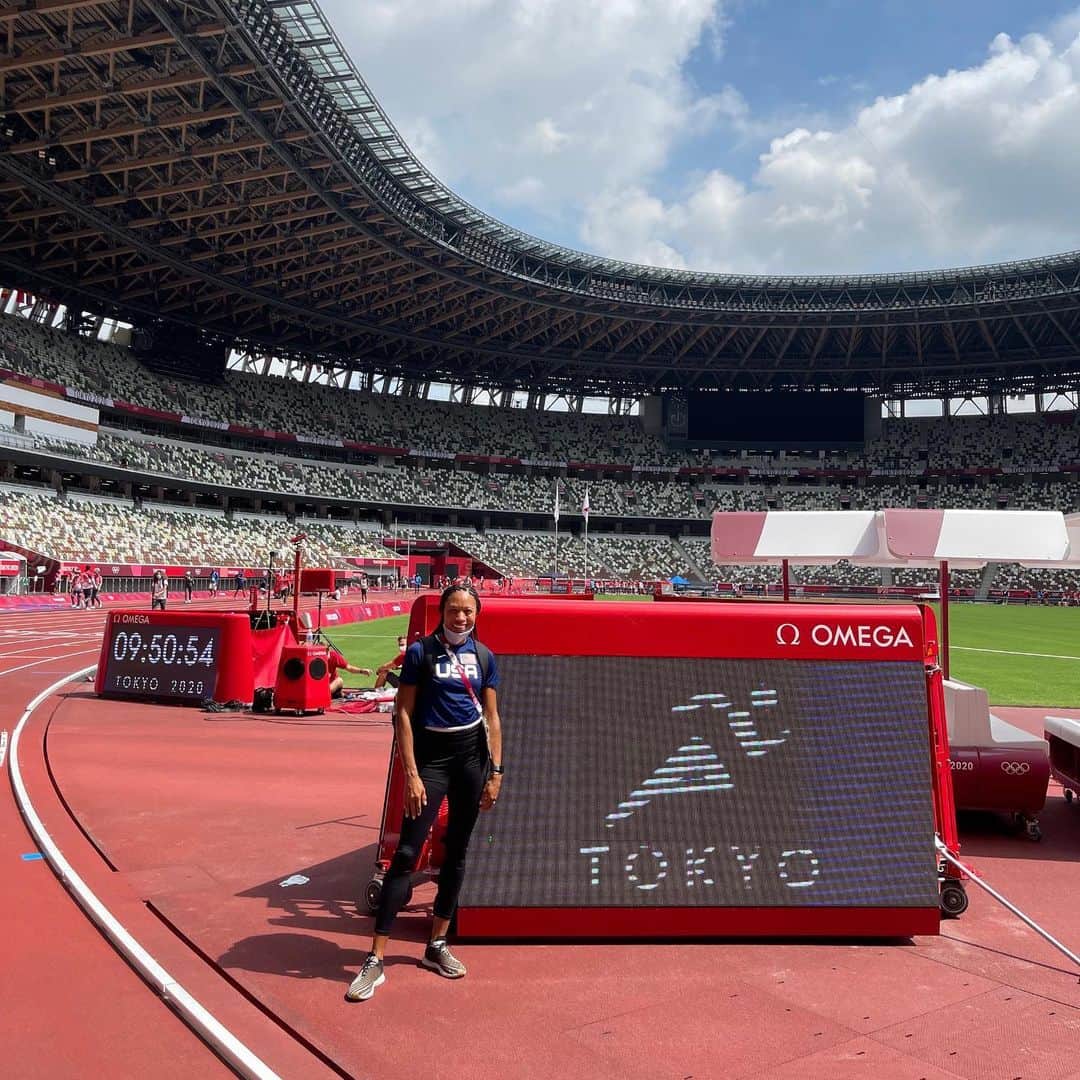 アリソン・フェリックスのインスタグラム：「Time for some Track and Field!   Ready to cheer on my teammates while I wait to get started next week.」